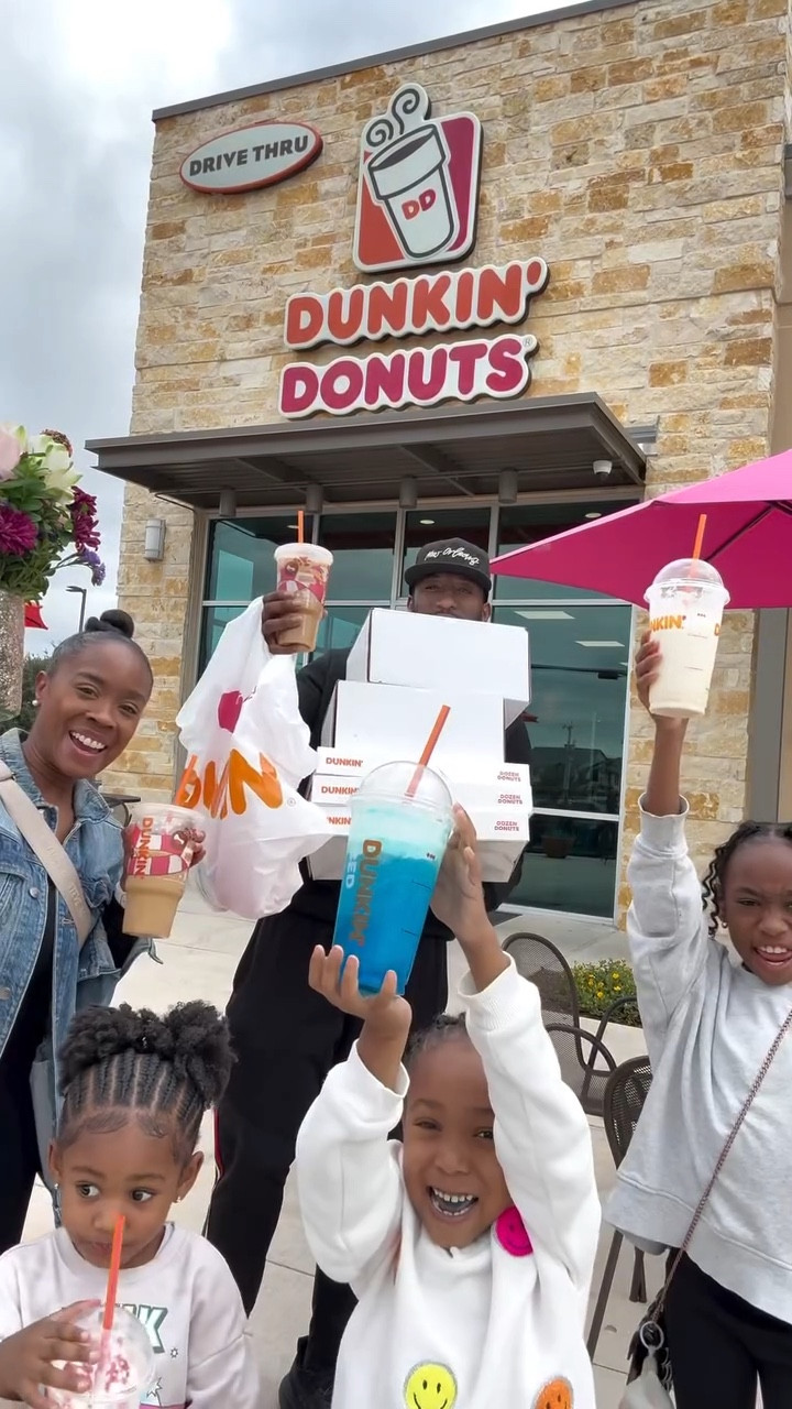 From a date for two ➡️ to a surprise for the whole crew 🥹☕🍩

Custom donuts, flowers, matching merch — @dunkin really outdid themselves. The girls’ faces say it all 💕

#dunkin #RunsOnDunkin #FamilyMoments #KingSquad #onekingsquadeats #parentlife