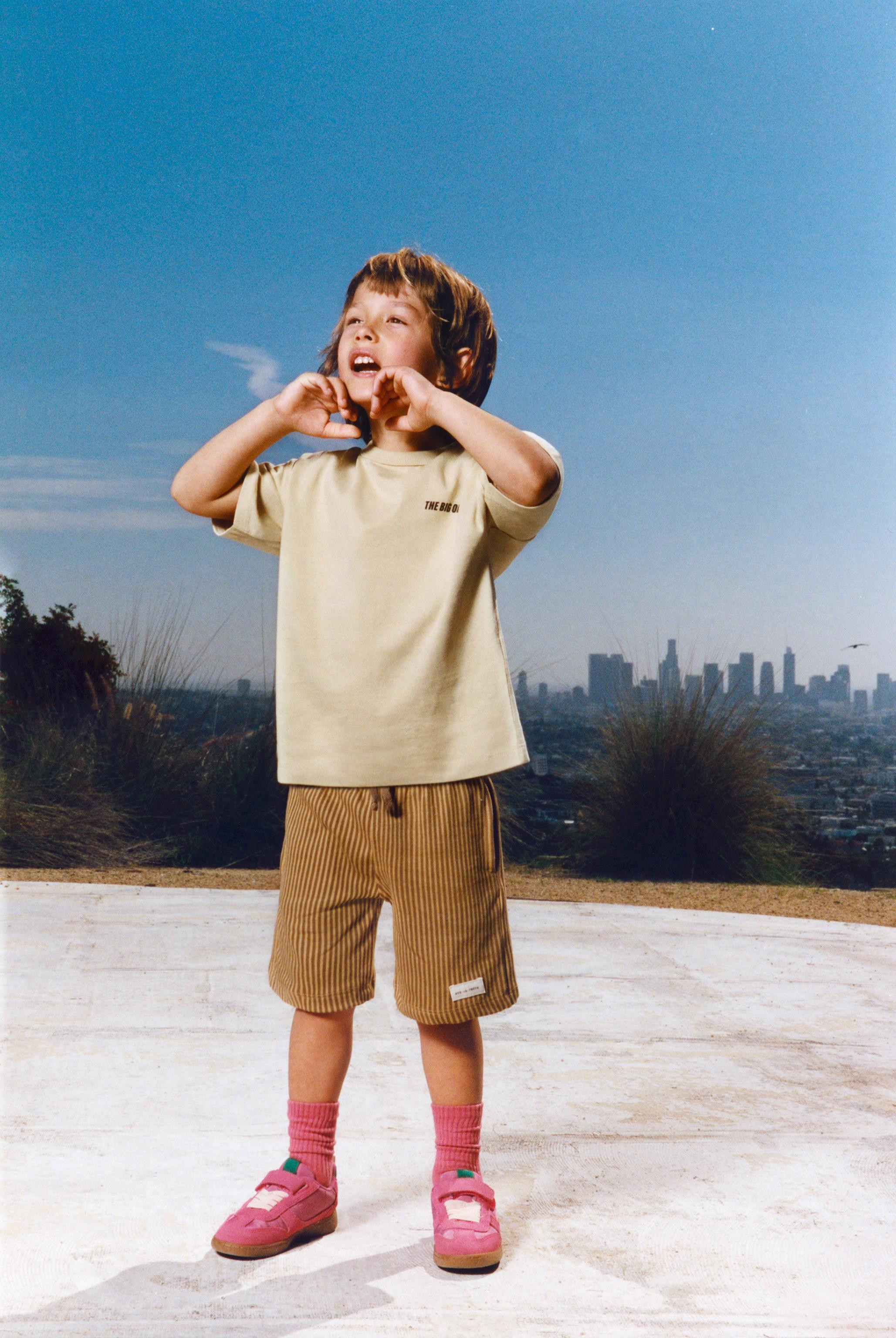 Plush shorts with elastic waistband and adjustable front drawstring. Pockets with piping detail a... | Zara US