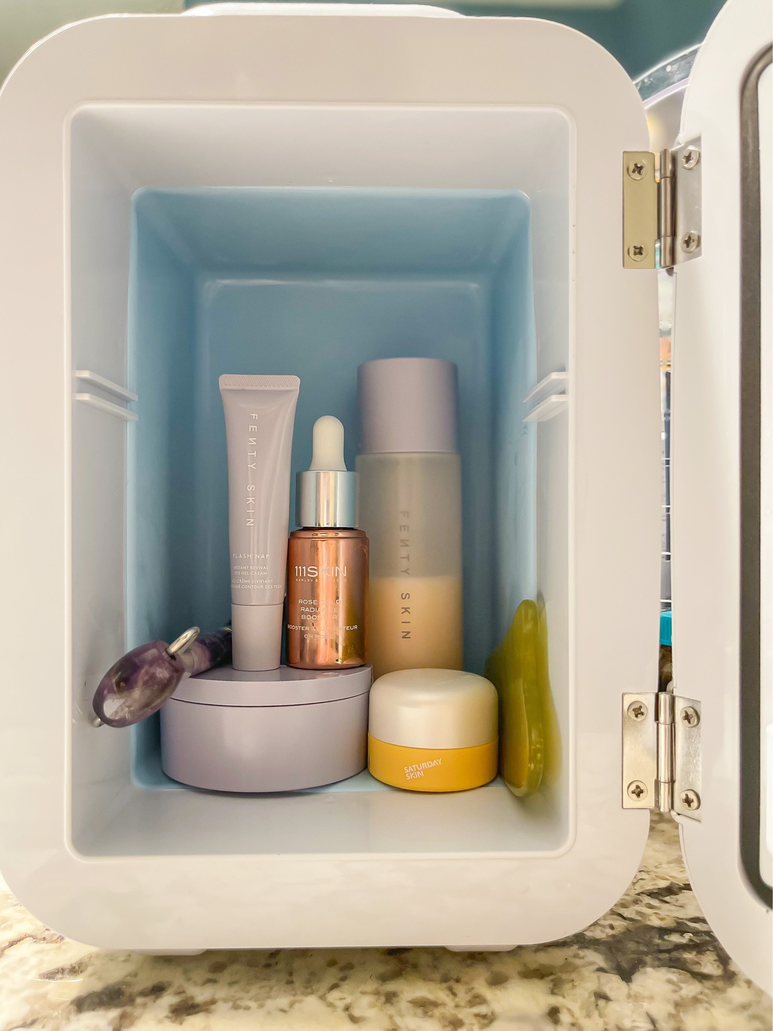 What’s in my skin care fridge 🧊 ✨🧖🏻‍♀️

Fenty skincare
Saturday Skin eye cream
Skin Gum face roller 


#LTKbeauty #LTKFind #LTKGiftGuide