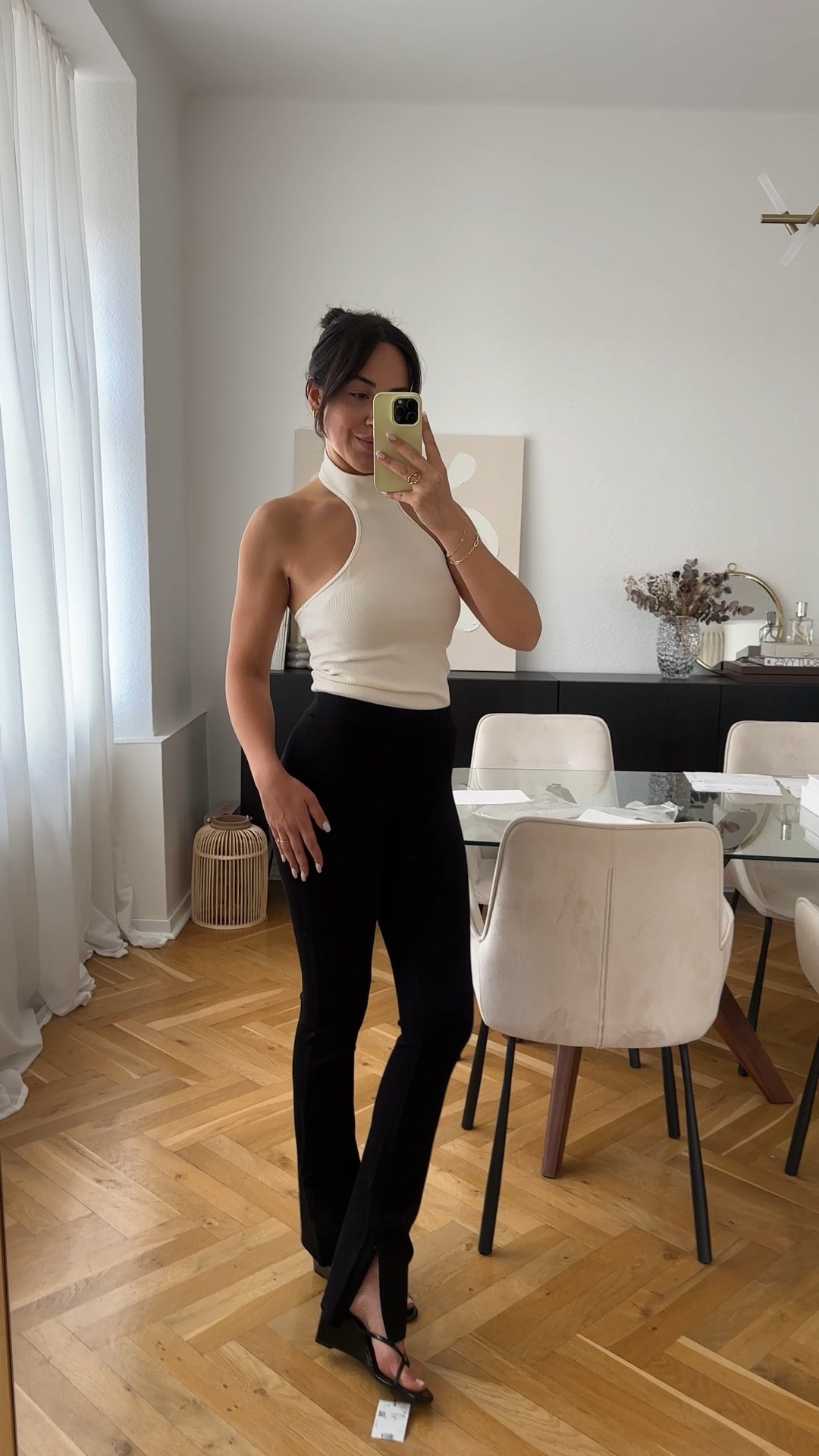 Alles andere als Basic mit den richtigen cuts! 


#LTKstyletip #LTKshoes #LTKsummer