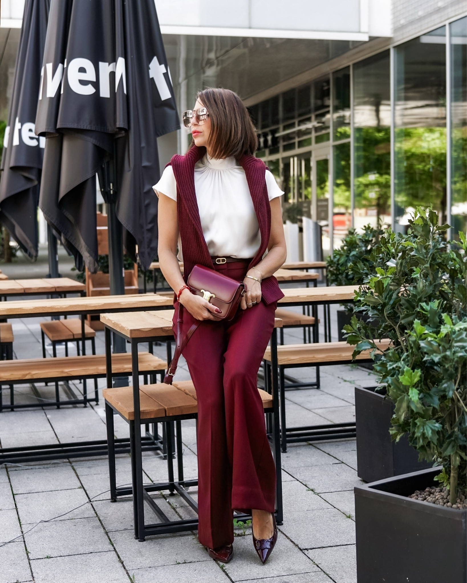 All things burgundy 🍇


*Anzeige*
Zugegeben, weinrot habe ich schon immer geliebt - und ganz unabhängig von der Jahreszeit 🍷🍇 

#burgundy #falllook #fallfashion #trendcolor #styletrend #autumntrend #burgundypants #bordeaux #celine #celineshoes #burgundyandwhite #silkblouse #classystyle #chicstyle #chiclook #elegant #elegantlook



#LTKeurope #LTKdeutschland #LTKFashionMonth