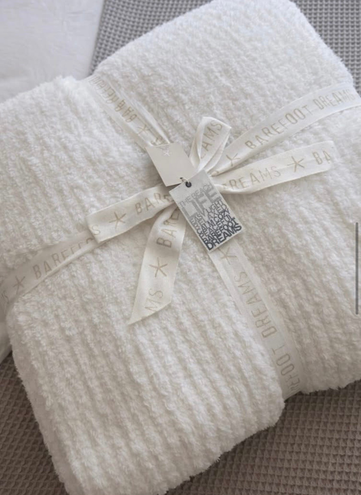 ✨ gift time at Barefoot Dreams 🤍
here’s what I grabbed and I finally get the hype 🙌

the CozyChic pieces are SO soft — like that everyday luxury you actually use

✔️ insanely soft + cozy
✔️ perfect weight (not too heavy but still warm)
✔️ looks really elevated on the bed or sofa

🎁 right now you get a FREE CozyChic adult robe with orders $250+ (such a good bonus)

✨ see it + my top picks on sale

if you’ve been thinking about trying anything from them… this is the time

#ltkhome #ltkfinds #barefootdreams #cozychic #homedecorfinds #neutralhome #bedroominspo #cozyhome #everydayluxury #giftideas

#LTKMothersDay #LTKSaleAlert #LTKHome