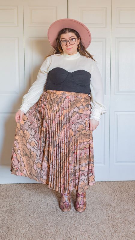 Plus size snake print skirt corset outfit 

#LTKfit #LTKcurves #LTKstyletip