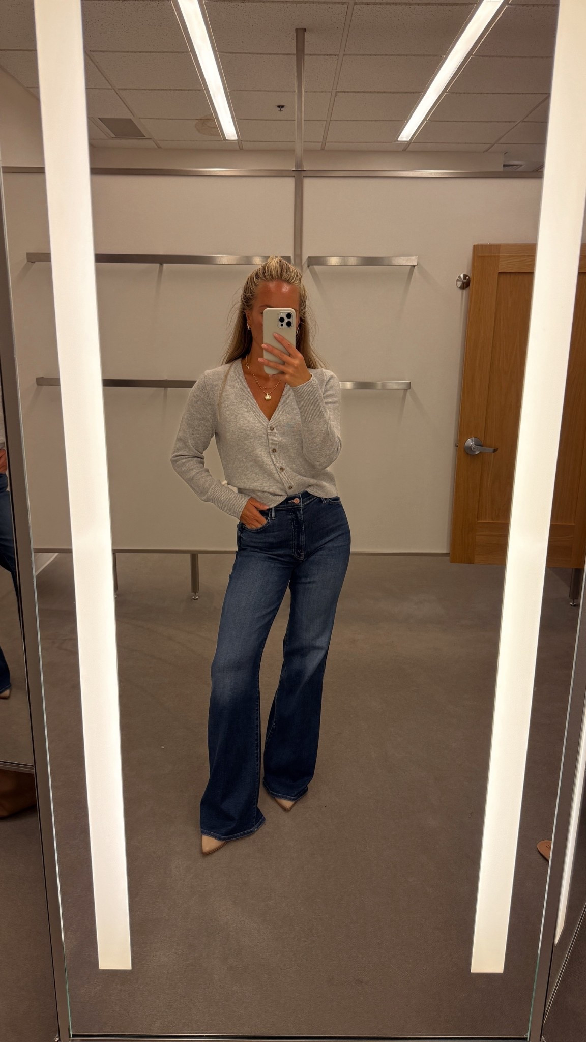 NSale staple fall fit - cardi, denim, boots 🍂 these jeans always sell out!

Small in cardi, 27 in jeans

Cardigan outfit, fall style, fall fashion, fall outfit, best denim jeans, mother jeans, grey cardigan, weekend fit

#LTKShoeCrush #LTKSaleAlert #LTKStyleTip