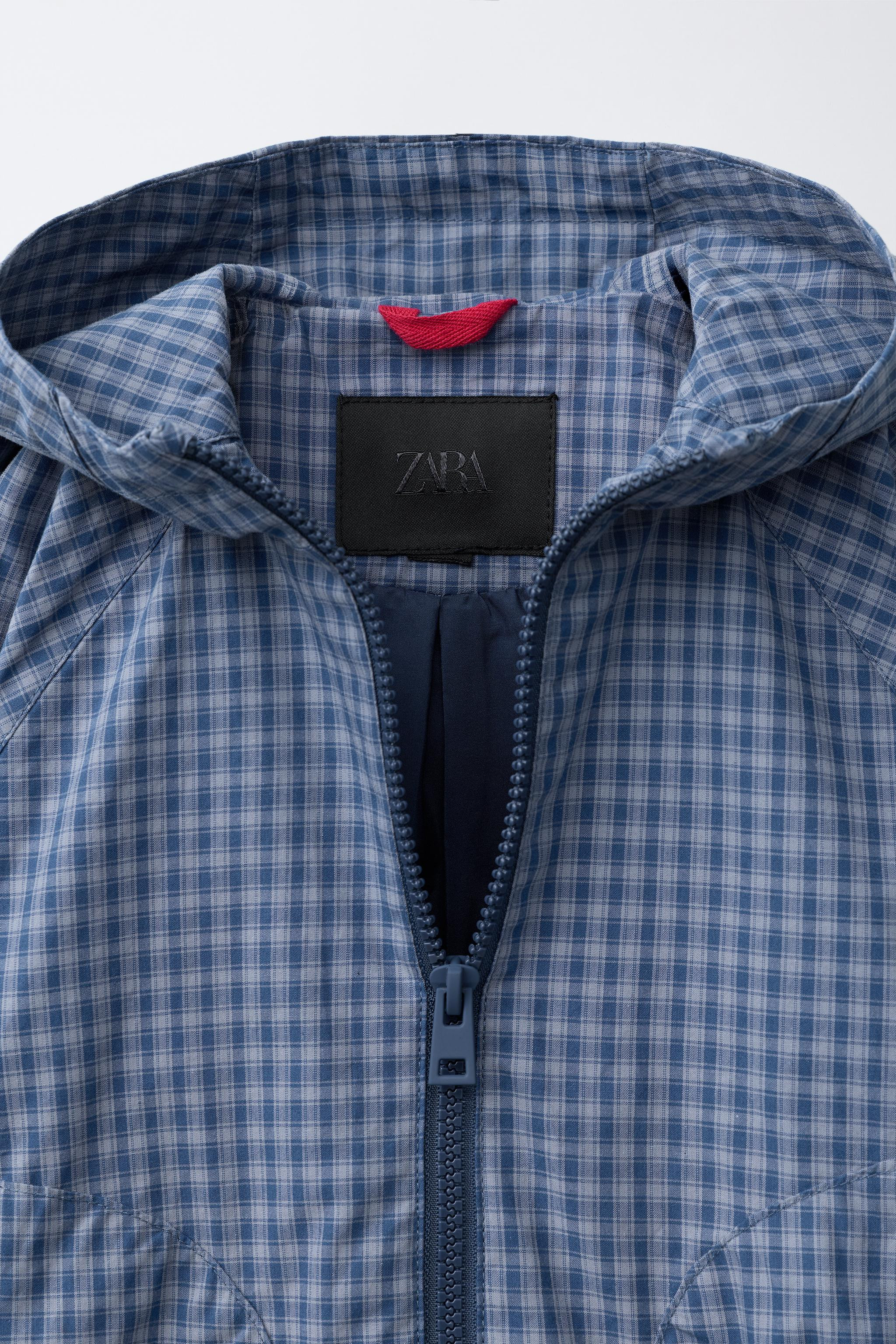 Jacket with a hood, high neck and long sleeves with elasticated cuffs. Zip-up front and front pat... | Zara UK