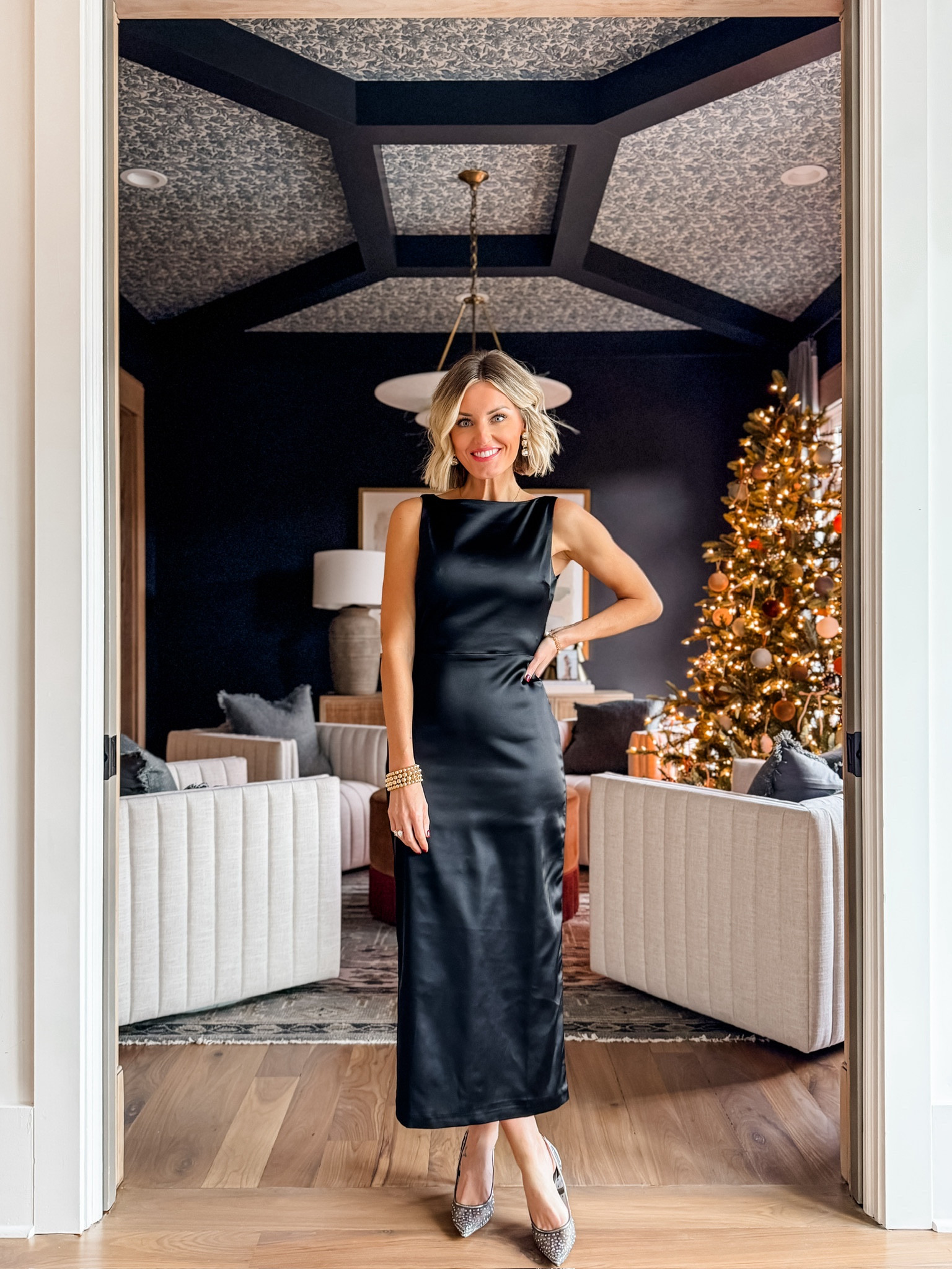 Love the high neck detail of this dress! This would also be great for a winter wedding! Wearing XS! 


Loverly grey, winter wedding, holiday party, dress, formal dress 

#LTKStyleTip #LTKSeasonal #LTKHoliday