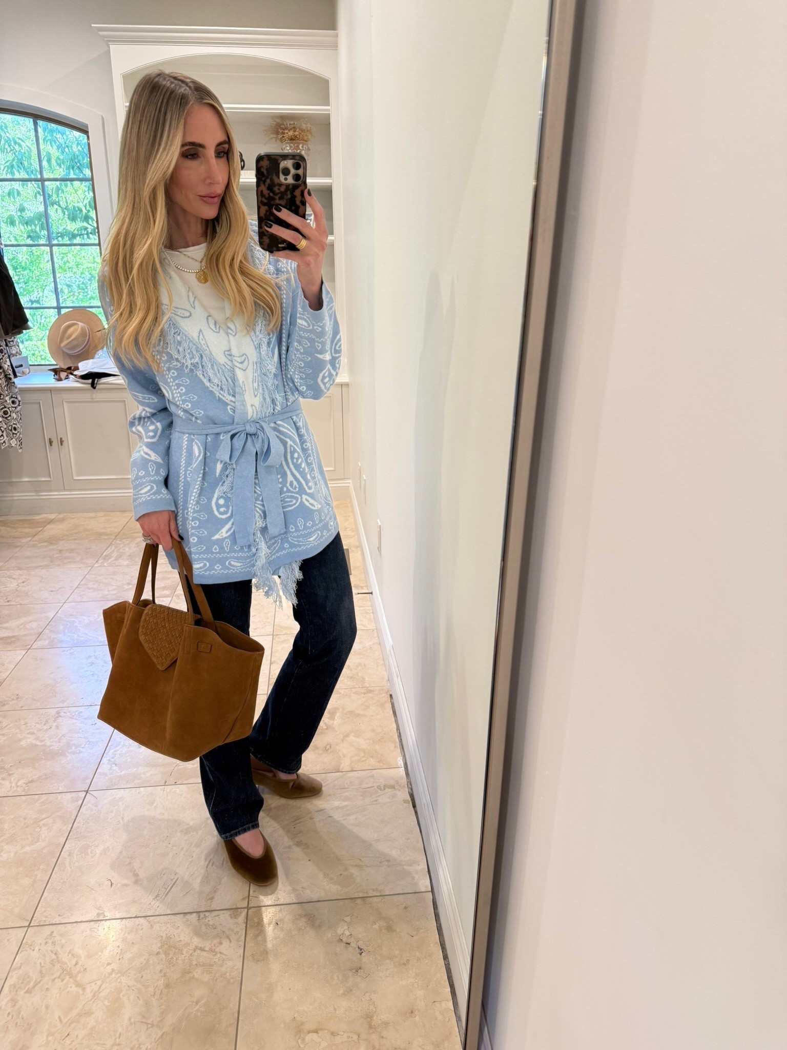 The perfect fall outfit, this sweater really pulls it all together and the color is even prettier in person! 

Em sizes:
Height: 5’6”
Weight: 115lbs
Top: small
Pants: 2, small, 25


Fashion, mom fashion, Amazon, tuckernuck