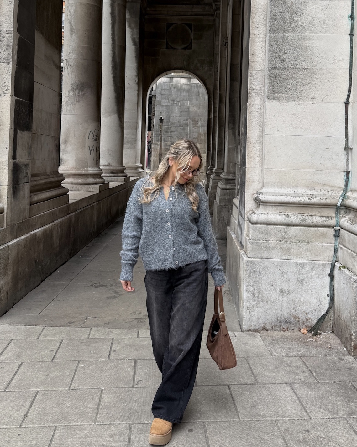 a cosy cardigan and baggy jeans look 🩶🖤 from #cottonon 

grey knit cardigan 
baggy black jeans 
chestnut Uggs 
brown suede bag 

#LTKuk #LTKautumn #LTKjeans