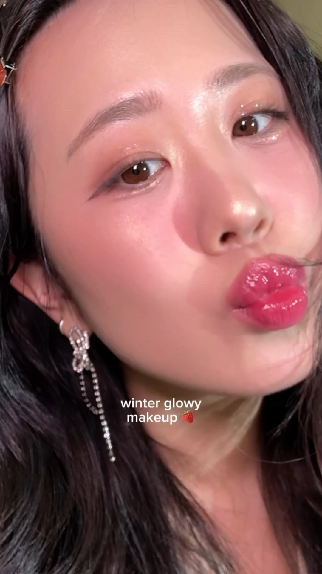 Go to glowy winter makeup routine 🍓❤️ comment “winter” for direct links!

Products used:
@dalba_global tone up spf
@beautyblender foundation
@hudabeauty color corrector
@amuse @amuse_global lip smudger
@espoir_makeup eyebrow gel
@peripera_official eyeshadow palette 
@colourpop eye brow pencil
@yslbeauty blush palette 
@amuse @amuse_global lip liner
@dasique_usa liquid glitter 
@lilybyred_official lip tint
@amazon stick on false eyelashes

#kbeauty #koreanbeauty #wintermakeup #softmakeup #softgirl