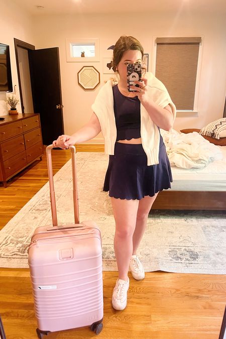 Classic and preppy travel look 