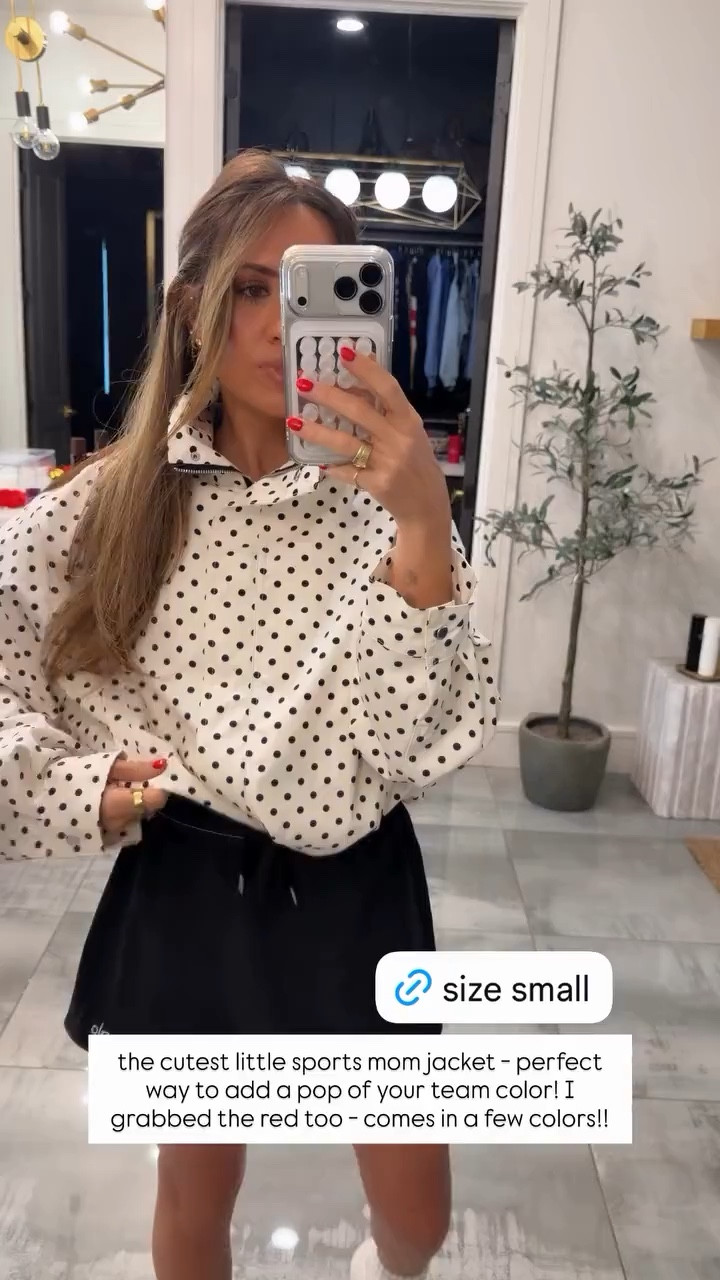Give me polka dots everything!

Trendy fashion, casual outfit, everyday look, sports mom, chic style 