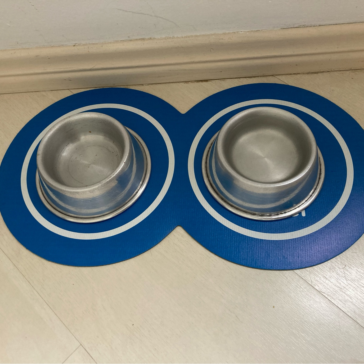 Laika amou o tapete novo de ração dela. Esse pote fica escorregando e ela ficava super irritada com isso. Agora o pote da água e da ração não ficam “sambando” por aqui! Recomendo!! 

#LTKhome #LTKbrasil