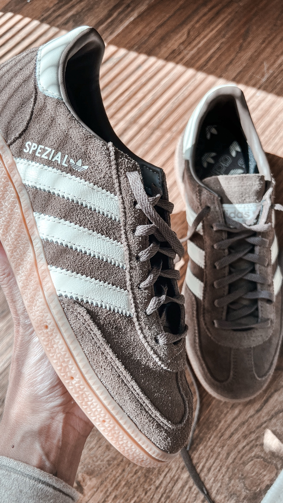 Scroll ⬇️ to shop & follow for more! 🫶🏼 

The IT sneaker for fall, Seasonal sneaks, autumn for your feet

#adidas #fallfashion #winterlooks #sneakers #spezial #fallforyourfeet