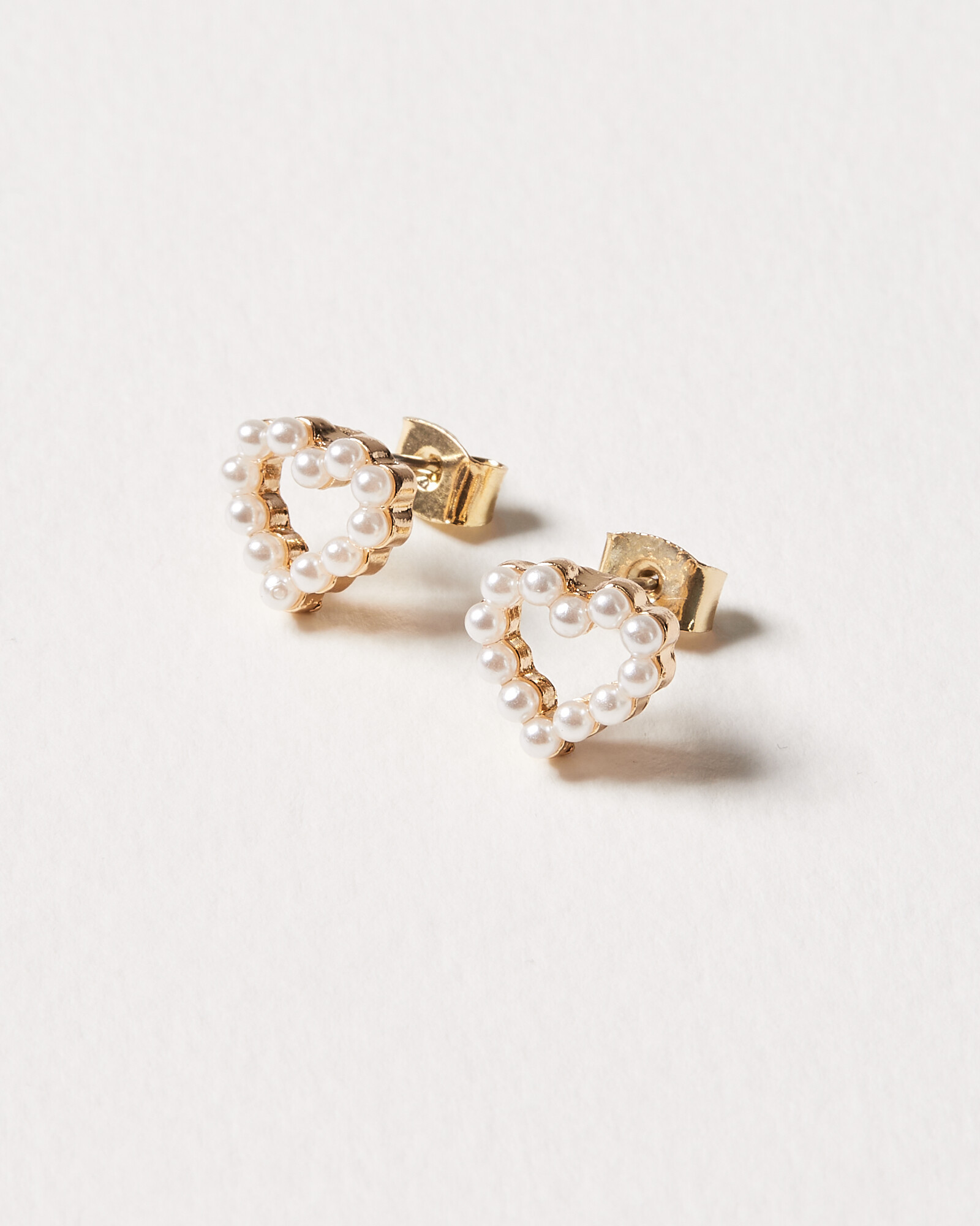 Betty Pearl Outline Heart Stud Earrings | Oliver Bonas | Oliver Bonas (Global)