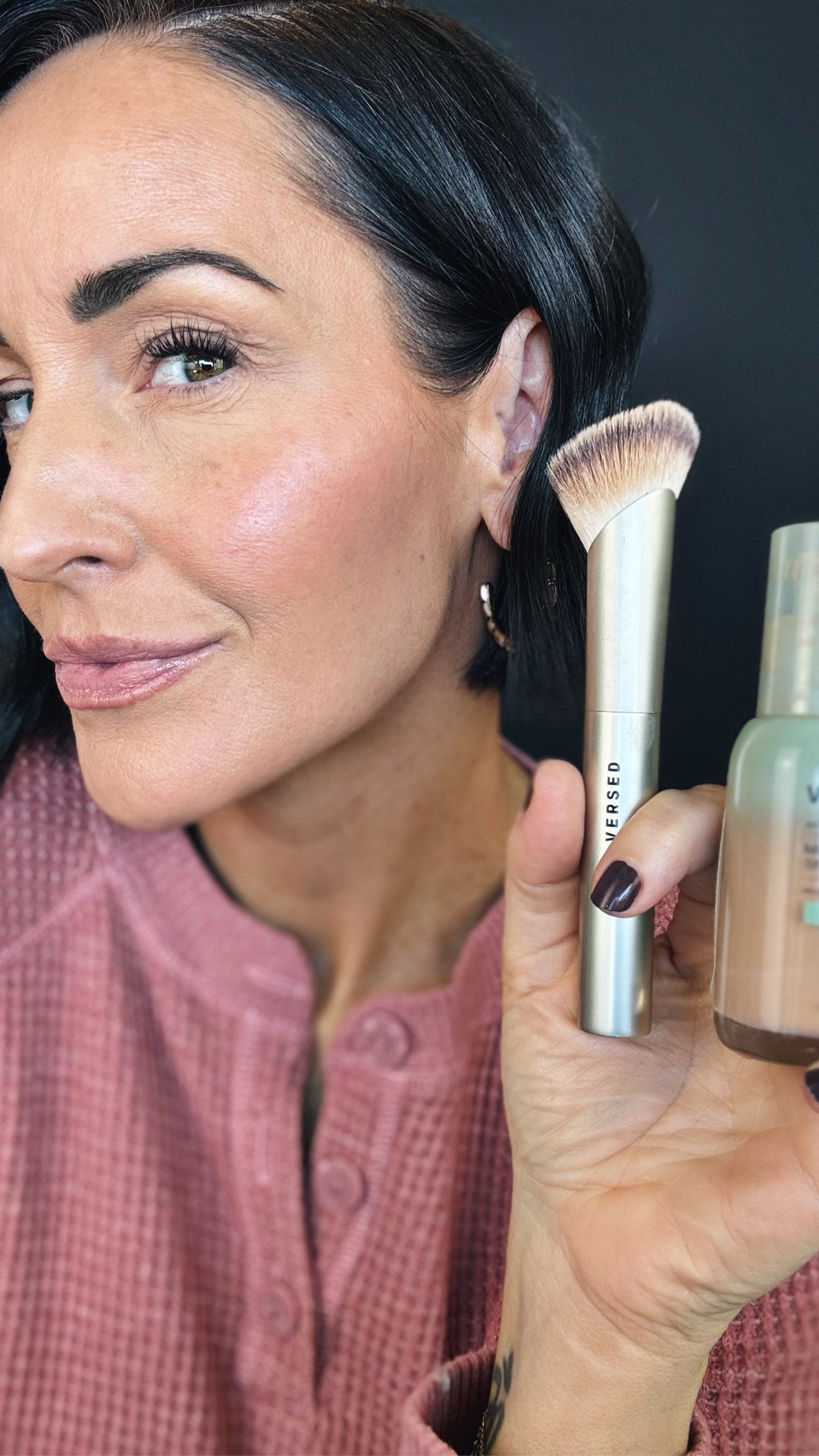 Mondays Made Easy 💚…. 
•Light to Medium buildable coverage
•Buildable
•Silicone-free
•Mineral SPF 40
•Gives great coverage, but lightweight skin-like natural finish
•Hyaluronic acid to hydrate and safe for sensitive skin

Shown / @Versed Skin Solution Multi-serum Skin Tint SPF 40: shade 7C and the Face Diffuser brush

.
.
.
.
 #affordablebeauty #newmakeup  #makeupreview #makeupfavorites #skincaremeetsmakeup #targetbeauty #versedmakeup #skintint

#LTKBeauty #LTKFindsUnder50