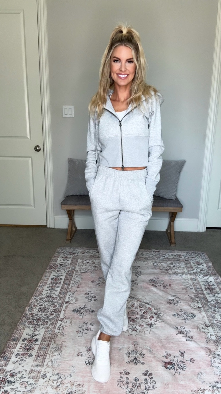 ✨Which athleisure girl are you?✨ Comfy & cute OR snatched & fitted? I’m a mixture of both… depending on the day! Either way, both of these sets are SO CUTE! 

COMMENT “100” to get the link sent to your inbox! 

#shopathluna #outfıtinspo #reelstyle #styleforyou #athleisurestyle #athleisure #fallfashion #fallathleisure