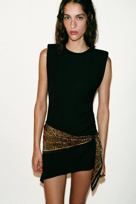 Sarong-style scarf with animal print. Main fabric crafted from 100% viscose yarn. Fastens with me... | Zara US