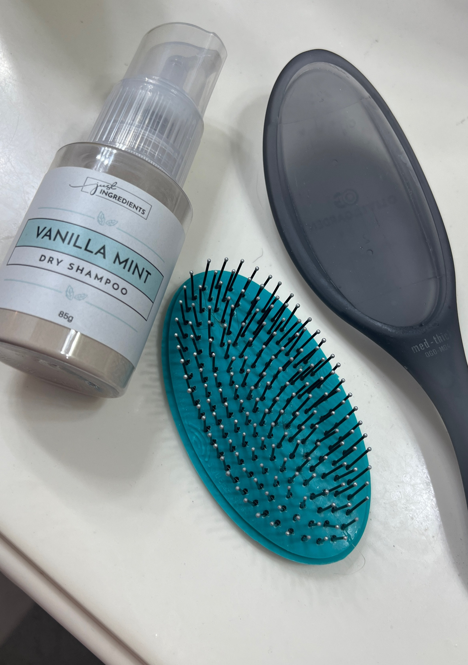 The ultimate duo 🤝
This brush is so easy to take apart to clean and this dry shampoo is made from all natural ingredients, no harsh chemicals or carcinogens! 🫶🏼 
The dry shampoo is linked on my linktree under just ingredients. Use code JULIET to save 10% 