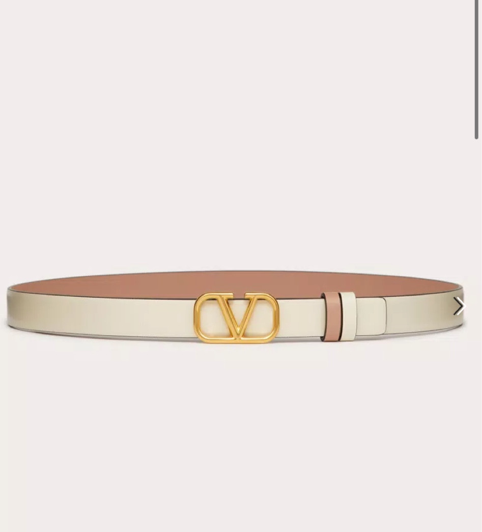 Been thinking a lot about Valentino’s reversible belts…. You get 2 sides so it’s basically half the price if you think about it #girlmath