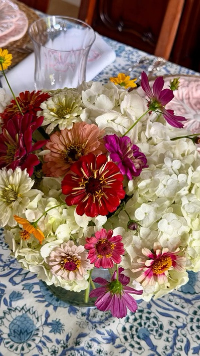 For this week’s Friday Flowers I took last week’s white hydrangeas and added a bunch of colorful blooms from my cutting garden. Zinnias are one of my favorites and I love that they are really showing off right now! 

It was super easy and turned out beautiful.♥️

Follow for more classic southern style for you and your home!