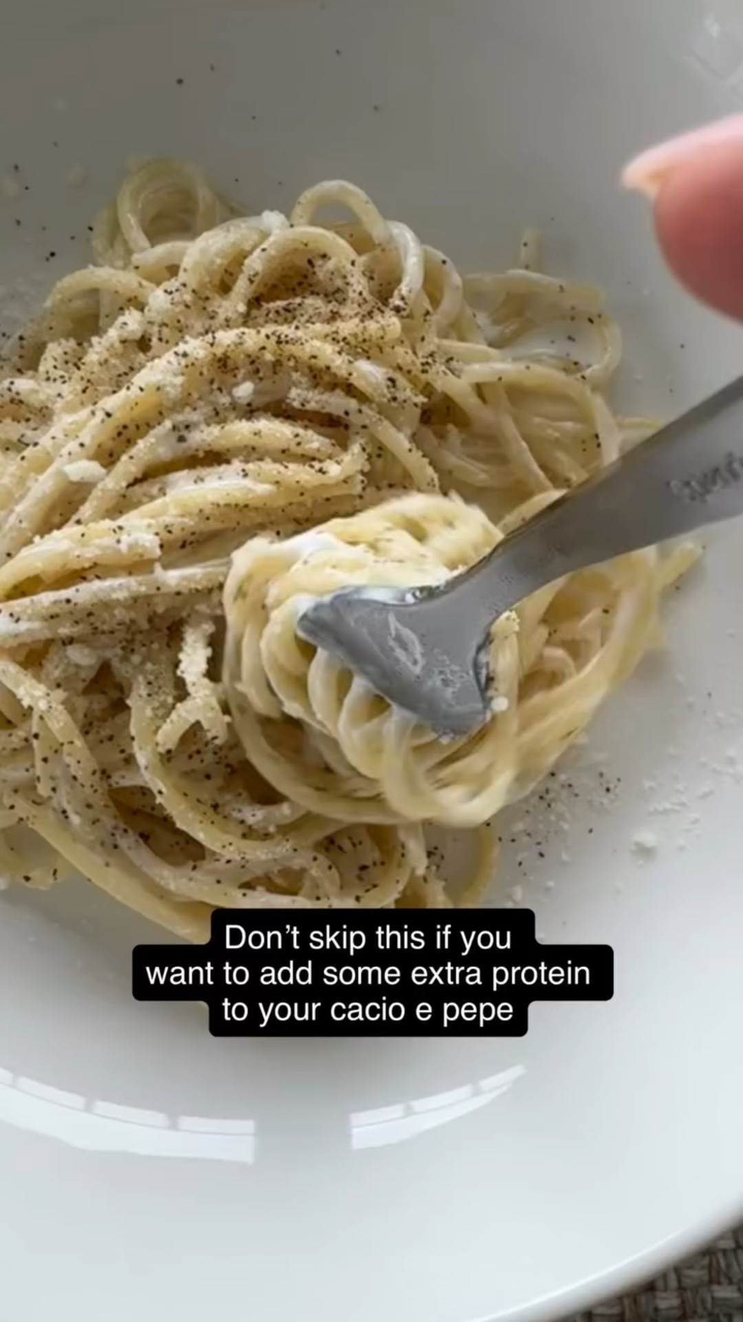POV: You add a little cottage cheese to your Cacio e Pepe and your family doesn’t even notice. 🙌 (Serve this with your favorite protein)



Cottage Cheese Cacio e Pepe

✅  Creamy, high-protein, and ready in under 20 minutes
✅  No cream—just cottage cheese, Parmesan, and lots of black pepper
✅  16g protein per serving

Ingredients👇

✔️ High-protein spaghetti or pasta of choice
✔️ Cottage cheese
✔️ Parmesan or Pecorino Romano
✔️ Freshly cracked black pepper
✔️ Salt
✔️ Pasta water

💛 Save this for your next easy weeknight pasta!

Visit Skinnytaste for the full recipe
https://www.skinnytaste.com/cottage-cheese-cacio-e-pepe/

#highproteinrecipes #cottagecheese #easyrecipes #weeknightdinner