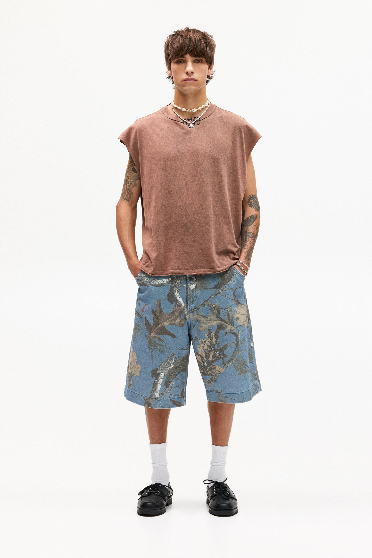 Baggy-Bermudashorts mit Blattdruck | PULL and BEAR DE