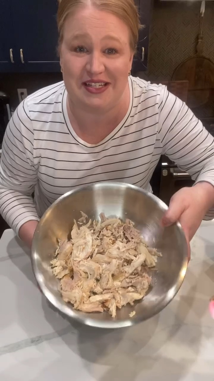 Revolutionize your meal prep game! 🍗 Say goodbye to mess with this genius hack – toss a rotisserie chicken into a zip baggie and shred effortlessly. 😱💡 

Comment ‘baggie’ for the Amazon link to grab your giant baggies. 

@publix 

#KitchenHacks #MealPrepMagic #ZiplockShred #NoMessCooking #EasyEats #FoodieInnovation #HomeCooking #LifeHacks #FoodieTips #TrendingKitchen