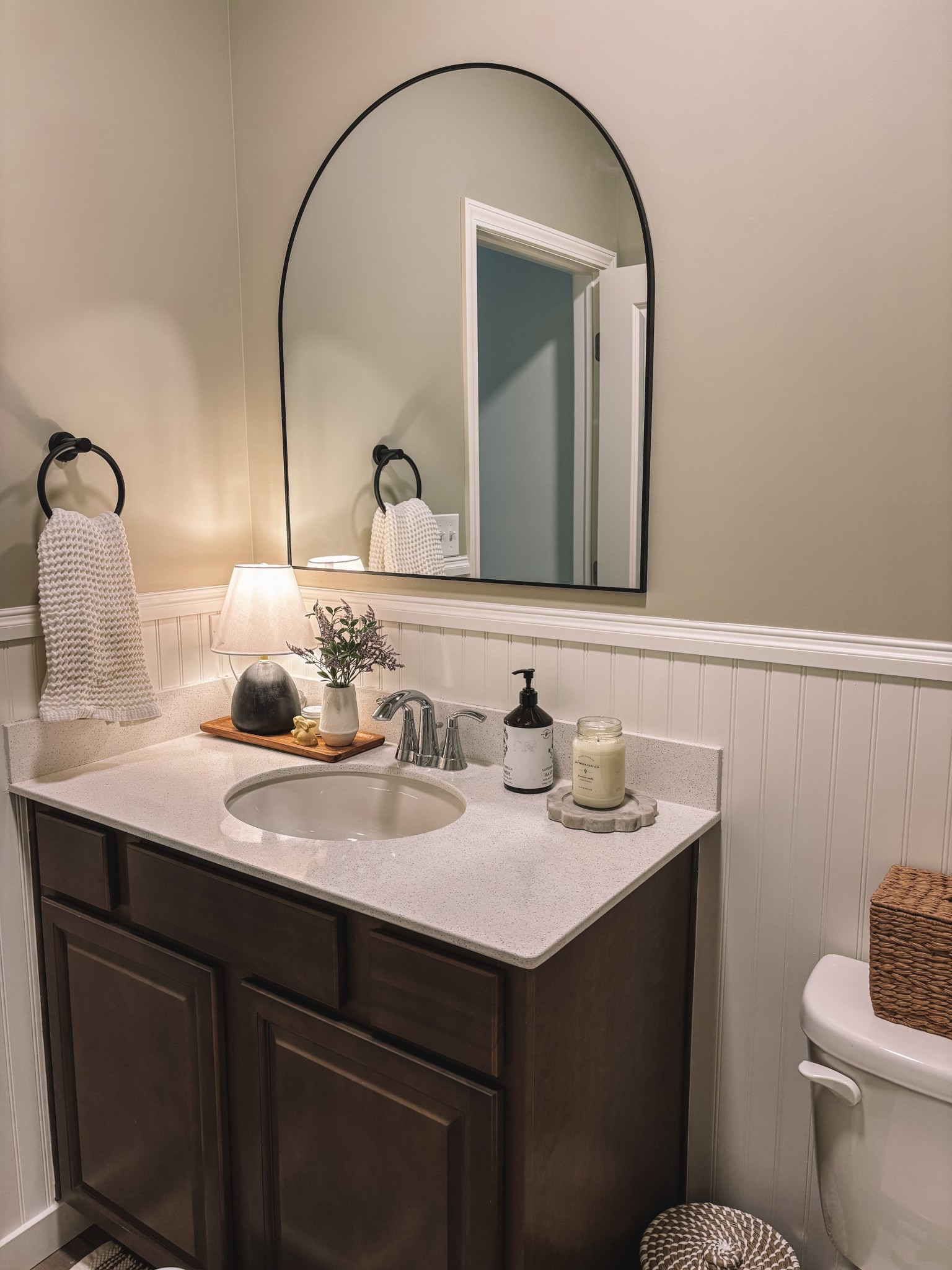 Powder room. Arched mirror. Beadboard  