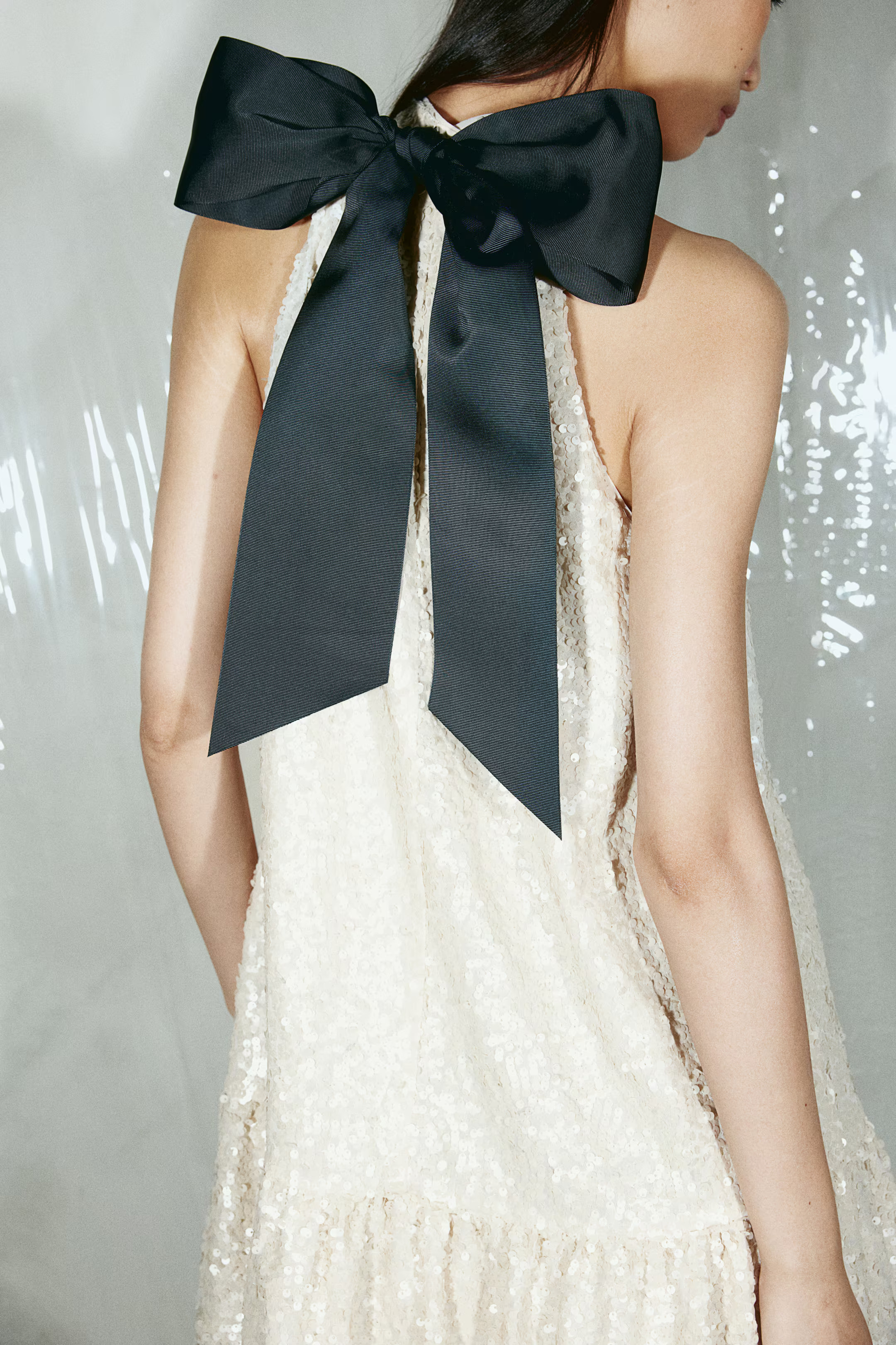 Sequined bow-back dress | H&M (UK, MY, IN, SG, PH, TW, HK)