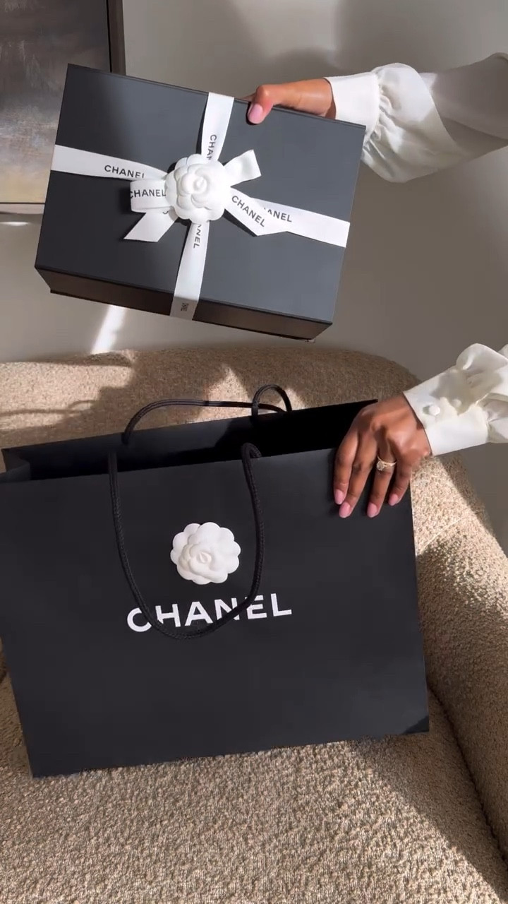 Unbox my Chanel Cruise 25/26 bag with me! 💛 This collection was legendary… everything was just WOW! Hands down this was one of my favorite Chanel collections and after visiting Italy this past summer I knew I needed a bag from this stunning Lake Como collection! 🙌I’m a big fan of raffia/wicker bags and this collection had so many cute ones to choose from. 🫶 As soon as I saw this bag I knew it was the perfect summer bag for me! The butter yellow & raffia combo is perfection! 🧈🤌 I literally can’t stop smiling every time I look at it.🤩 It literally is the cutest handbag I’ve ever seen!!!😍 I can’t wait to wear this bag all summer long! 🥰



#LTKgrwm #LTKdayinmylife #LTKstorytime
