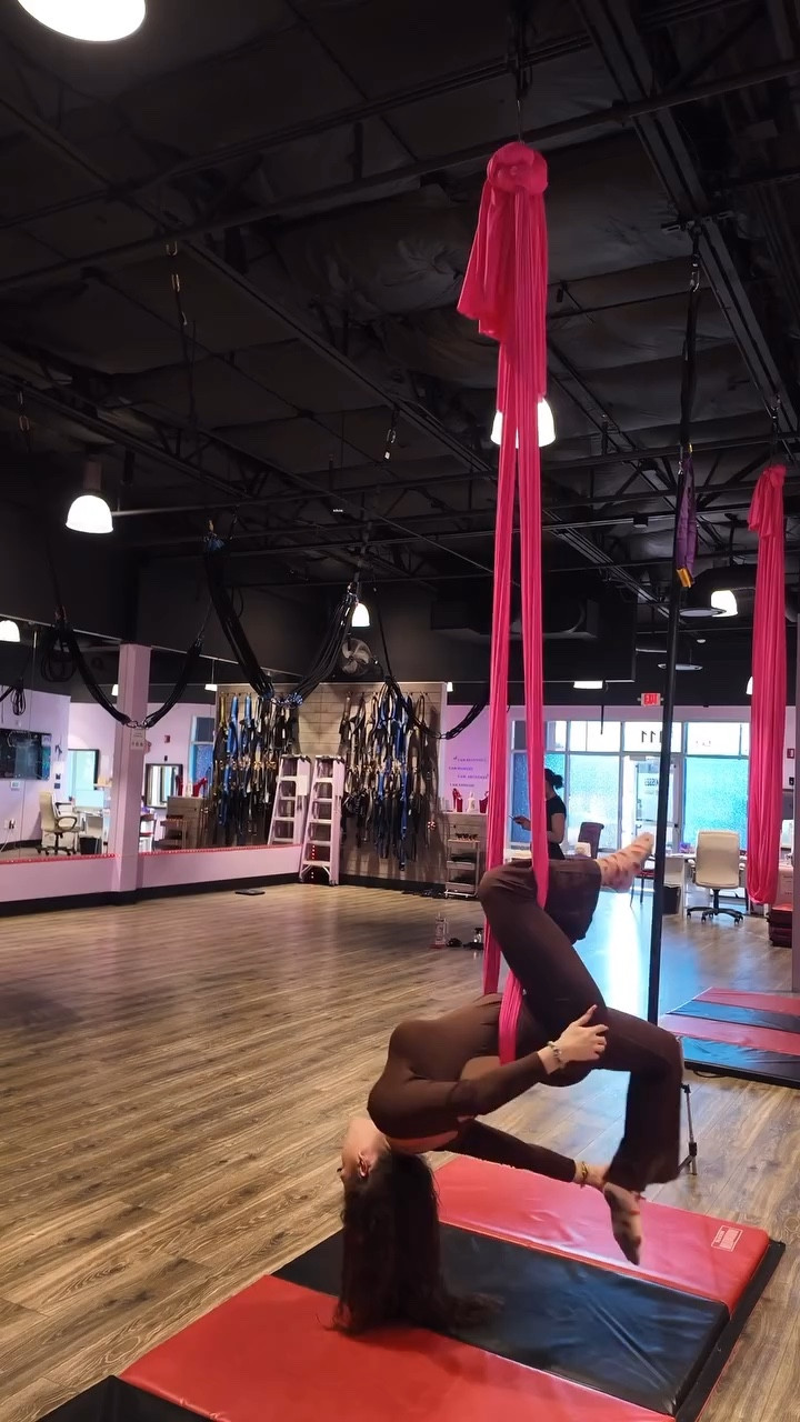 just a bunch of fairy feels ❤️‍🔥🧚🏽‍♀️🙂‍↔️

laya ima thank you a x1000 over for introducing me to this, cause this right hereee 🙂‍↔️😮‍💨🙂‍↔️

free flowing like this gotta be some of the most invigorating ishhh...I might like thiss a lil'  too much 🙇🏻‍♀️

#free #freeflowing #flowing #glowing #flowingenergy #glow #yoga #aerialyoga #aerialyogaflow #aerialyogalove #flow #silk #in #lv #lasvegas #beauty #exploremore