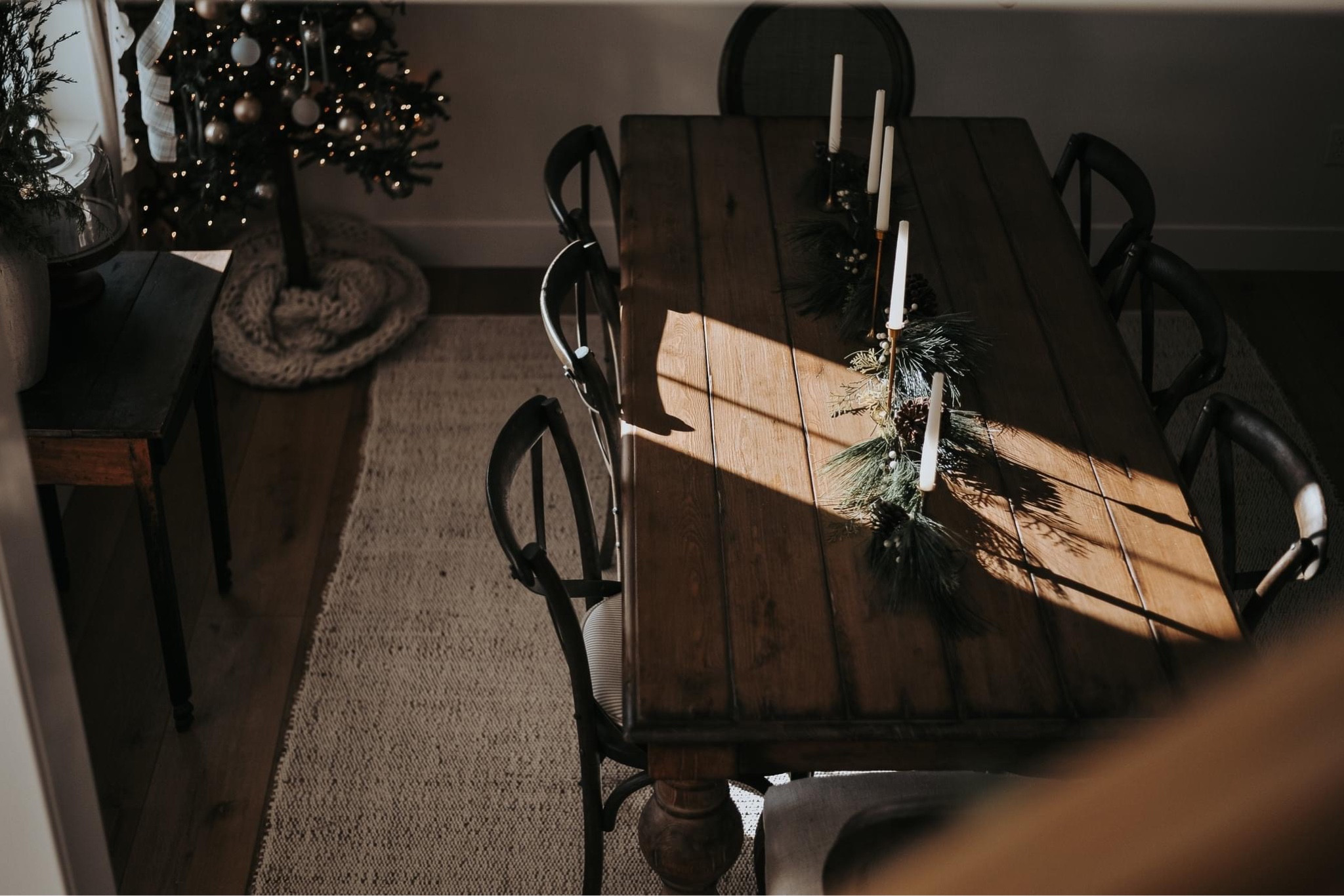 A simple holiday tablescape 🌲 

#LTKhome #LTKHoliday #LTKSeasonal