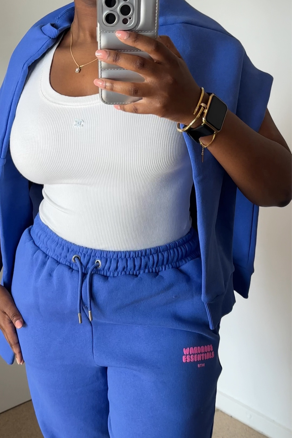 Blue tracksuit 

autumn winter autumn outfit, back to school outfit, uni outfit ideas, back to university outfits black girl, back to college tracksuit, white tank top vest, blue tracksuit 

#LTKstyletip #LTKBacktoSchool #LTKSeasonal