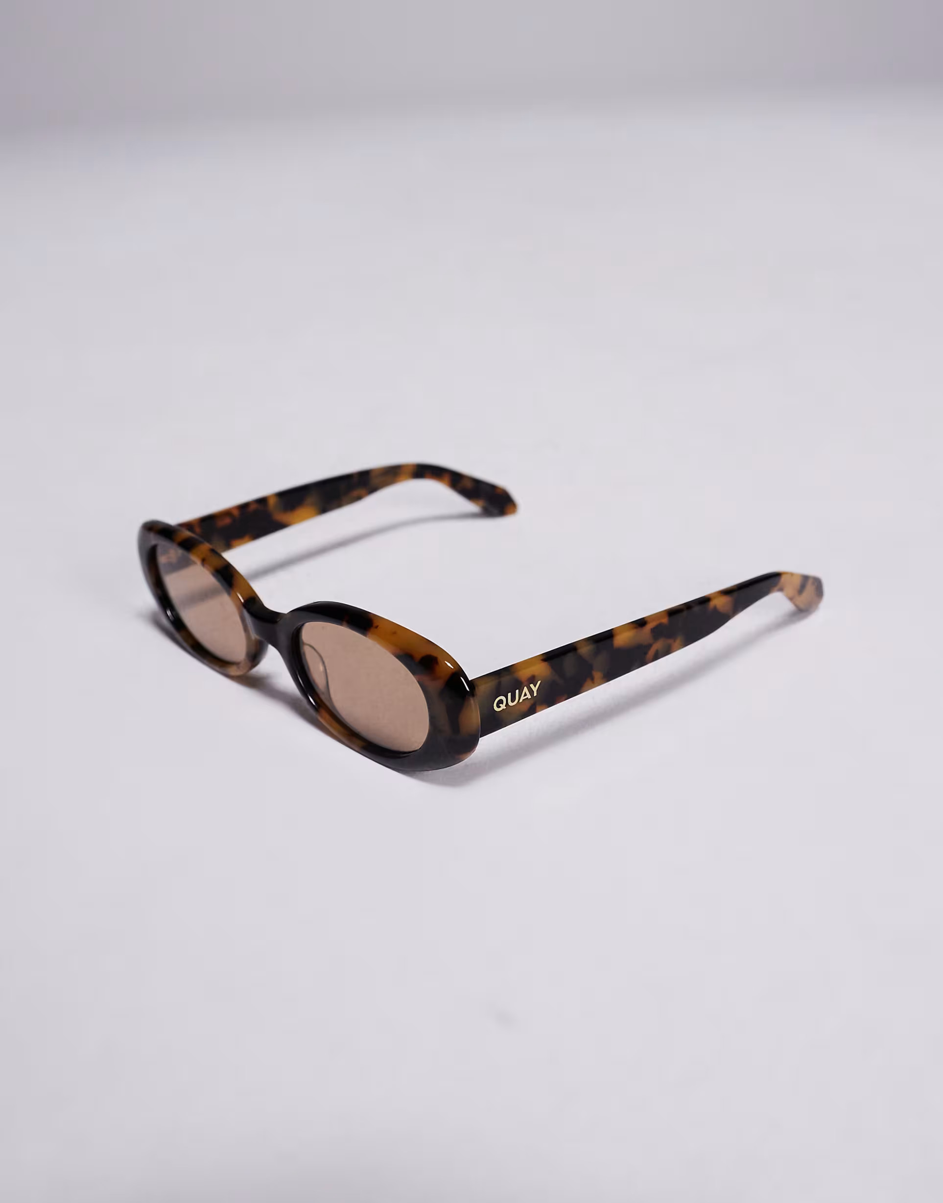 Quay - Felt Cute - Fines lunettes de soleil ovales avec verres jaunes pâles - Écaille de tortue | ASOS (Global)