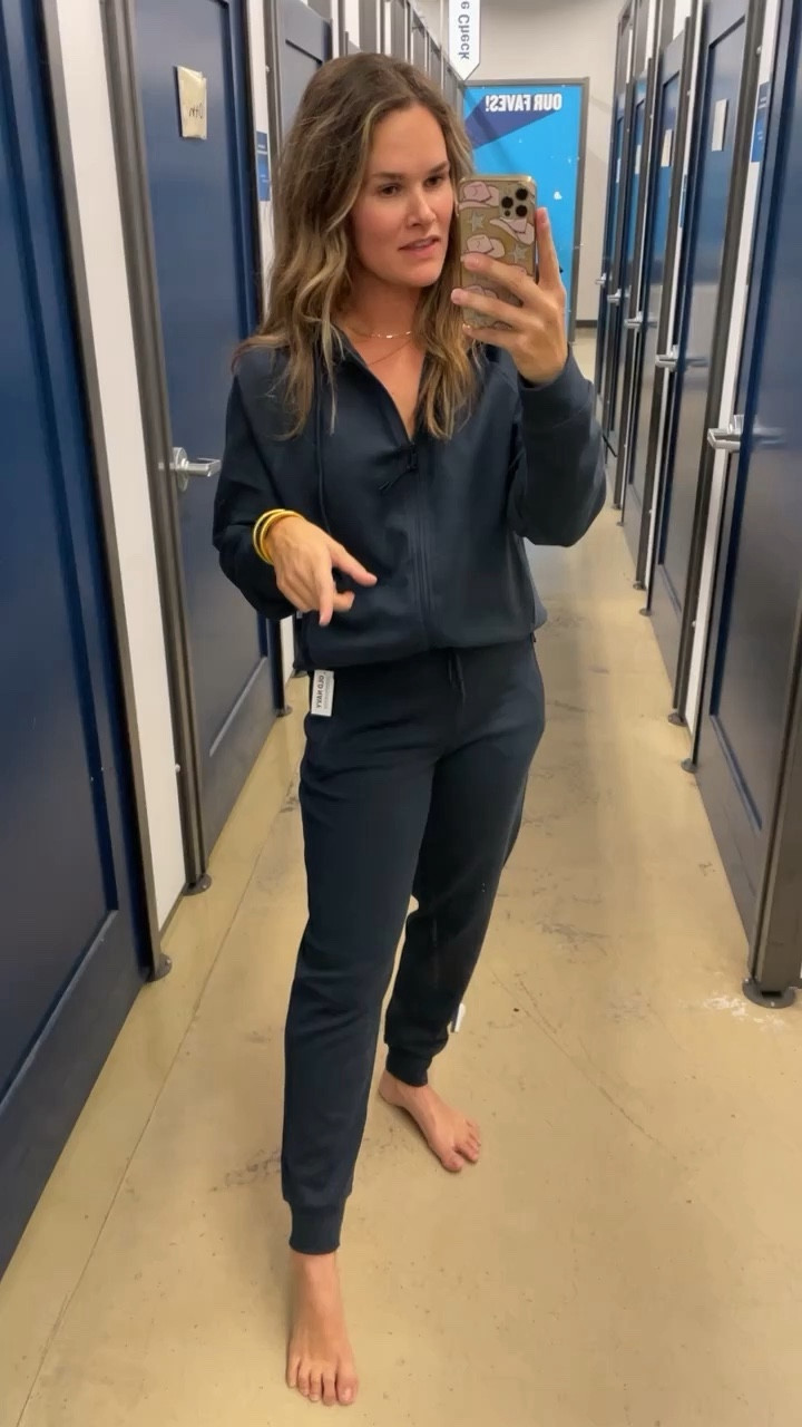 . Loving these old navy sets. They remind me of lulu - quality is so good and they come in such pretty colors ✨ high sellout risk for these 
.
#oldnavy #oldnavstyle #oldnavyactive #loungesets #loungewear #casualstyle #casualoutfit 

#LTKfitness #LTKstyletip #LTKfindsunder50