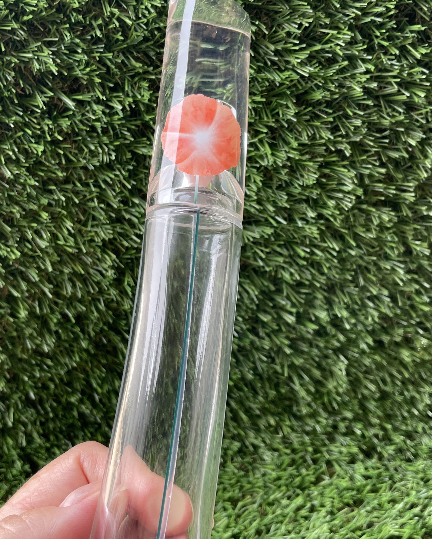 Você precisa ter um perfume Kenzo e esse é perfeito FlowerbyKENZO
Fragrância elegante e jovem, delicado, suave, ZERO AÇÚCAR, perfeito para ser sua assinatura ótimo pafa dias quentes, pode ser usado em seu ambiente de trabalho sem nenhum problema

Pirâmide Olfativa
Topo: Limão Siciliano.
Corpo: Essência de Rosa Damascena. Fundo:
Almíscar Branco e Baunilha Orgânica.

Ocasião
Uma fragrância radiante e delicada, com uma deliciosa sensação de segunda pele, para te acompanhar no dia a dia e tornar cada momento especial.