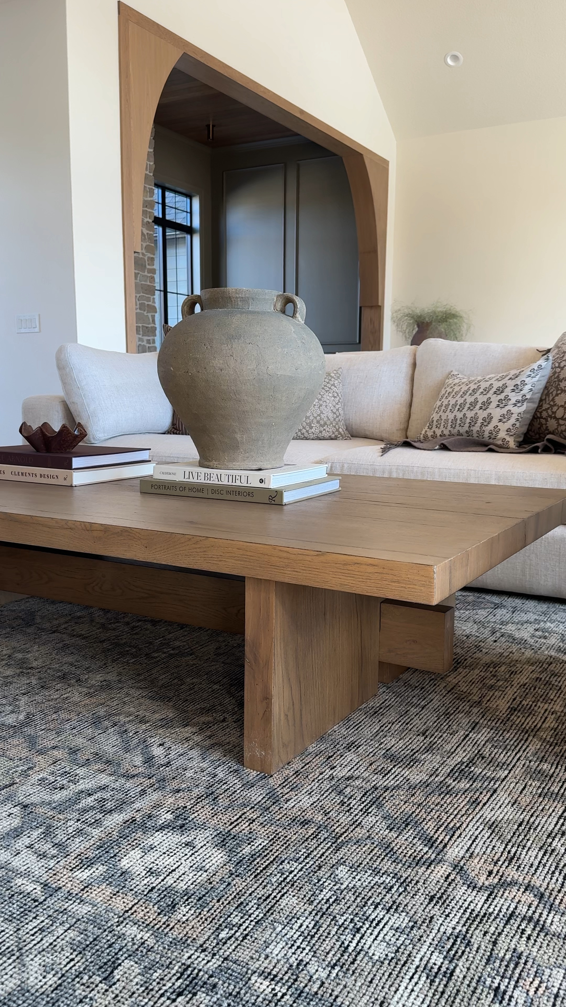 Coffee table decor

Coffee table books, large vase

#LTKFindsUnder50 #LTKFindsUnder100 #LTKHome