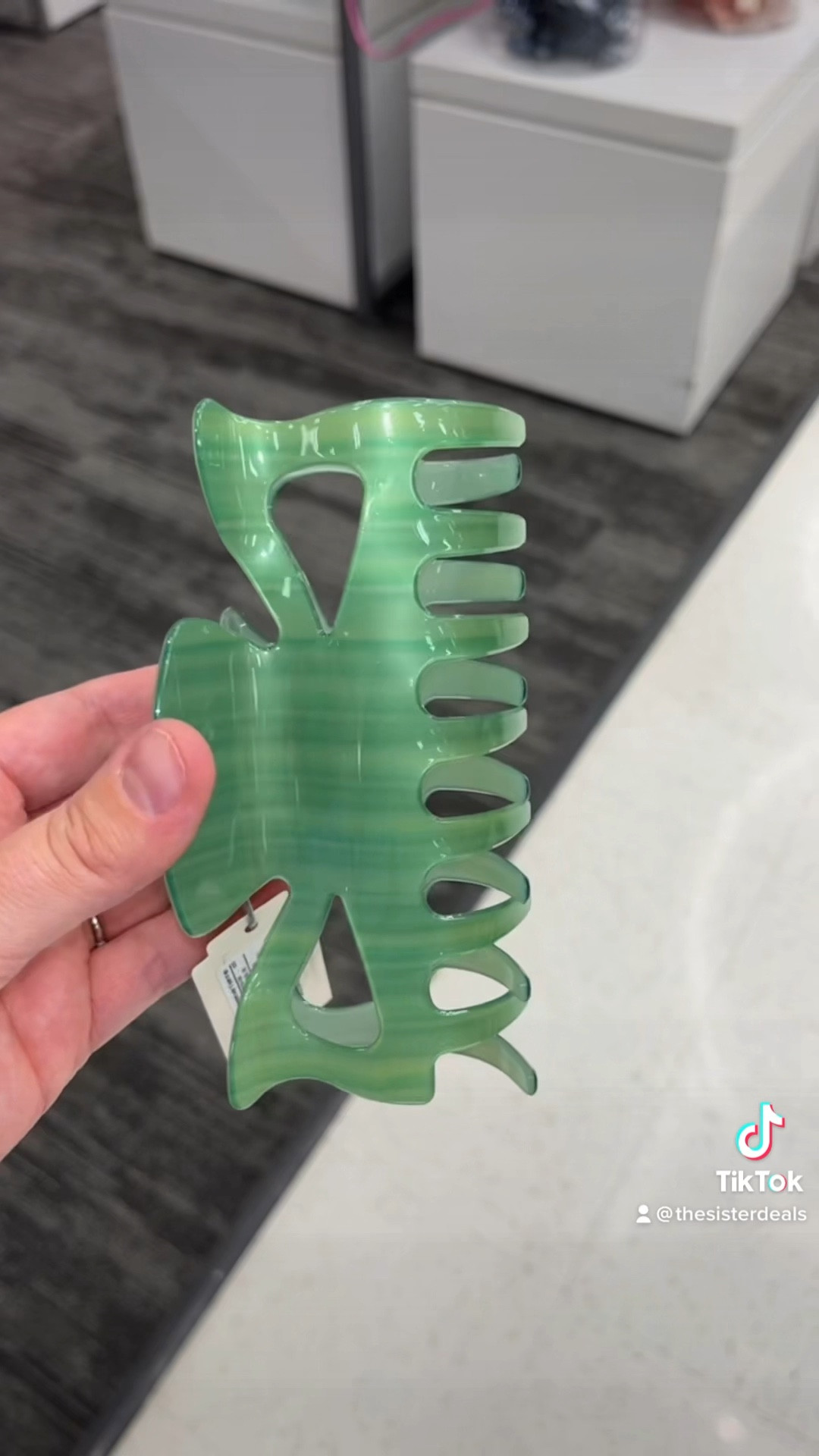 Large claw clips for long, thick hair! 💁🏽‍♀️💚

#LTKFind #LTKstyletip #LTKbeauty
