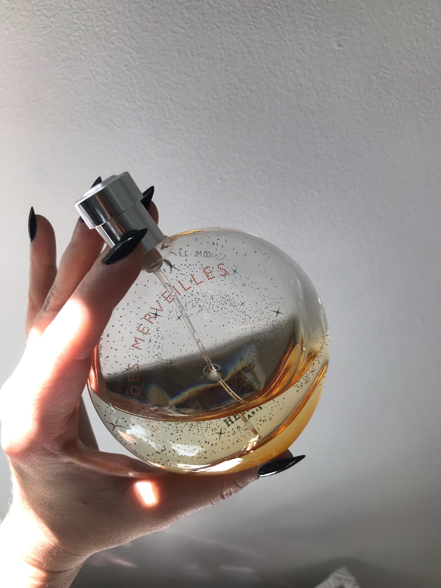 Eau de Merveilles, Hermés 

Um dos meus perfumes e frascos preferidos de todos esses anos como apaixonada por perfumaria! Sua fragrância faz jus ao nome, uma verdadeira “água maravilhosa”. Equilibrada, sempre presente, amadeirada sem perder a ternura. 

Perfeita para dias brancos, onde você precisa de um pouco de energia mas também não quer um cítrico gritante.

Fixação de mais de 12h, sem grandes mudanças, na minha pele.