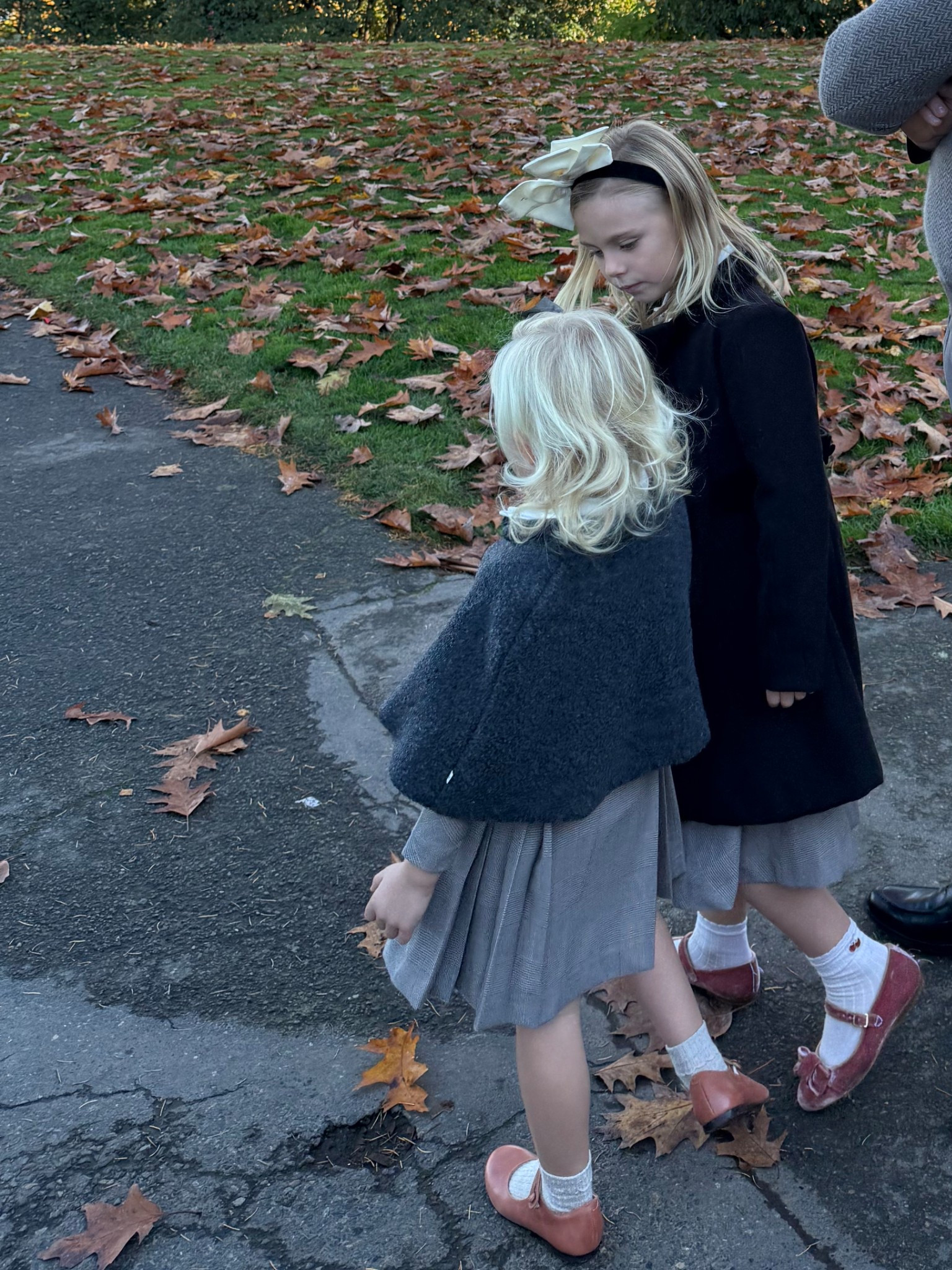 Girls Holiday Coats 🤎🍂🍁
#childrensalon #lacoqueta #bonpoint #zara 