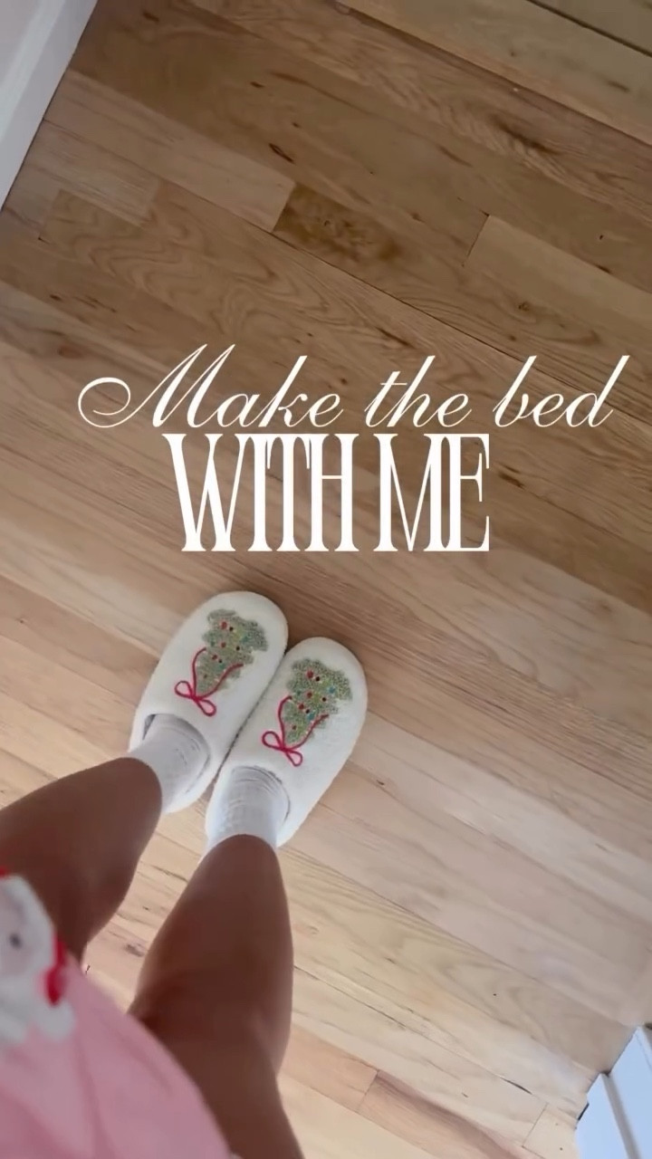 Make the bed with me & decorate our bedroom for Christmas🎄 
Is there anything better than crawling into a freshly made bed with clean sheets?! I don’t think so🤍 Do you make your bed everyday and do you decorate your bedroom for the holidays? Let me know in the comments!

#decoratewithme #myhome #homeinspo #christmasdécor