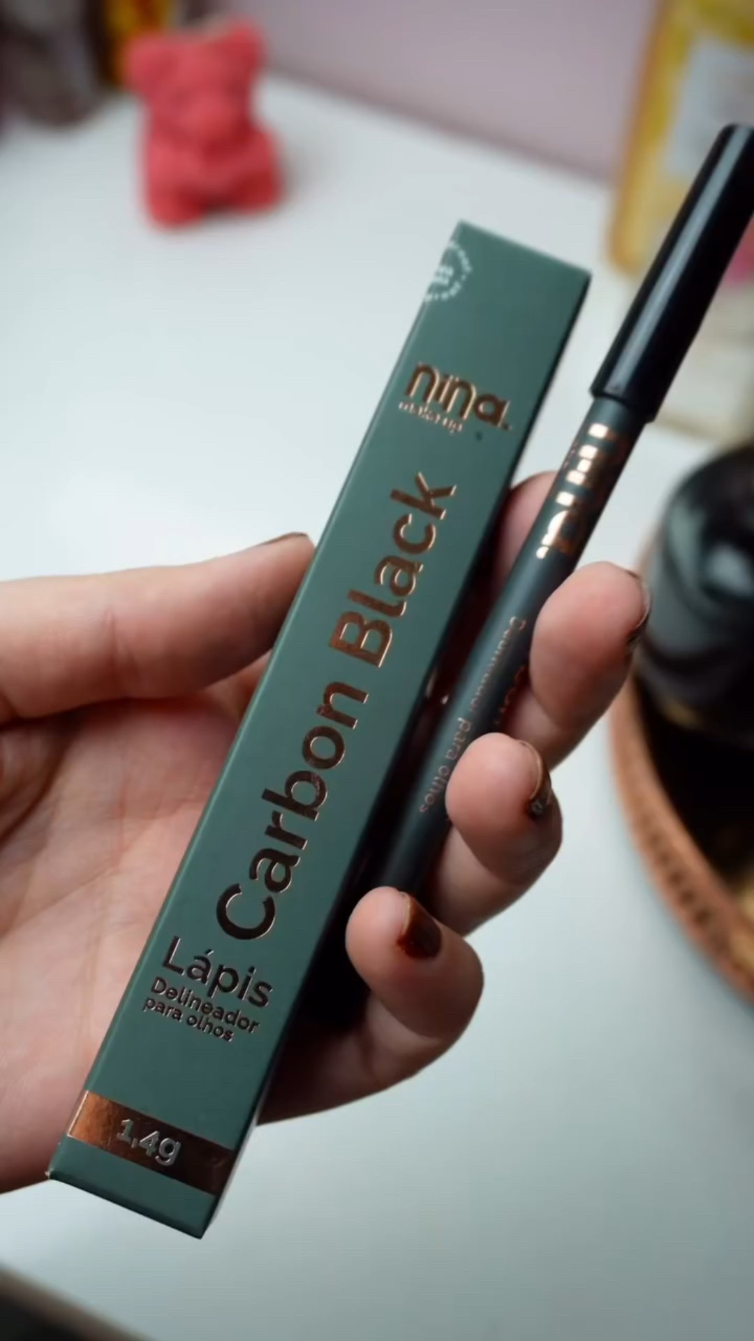 3 minutos e depois ele não sai do lugar por nada! Estamos falando dele, o Carbon Black, lápis de olho de @ninamkup, hiper macio, altamente pigmentado e  que esfuma como uma nuvem 😮‍💨
.
Comenta aqui para a parte 2 deste vídeo, com um tutorial completo colocando este ícone mais uma vez a prova numa maquiagem 😌
.
#CarbonBlack #NinaMakeup #LapisdeOlho