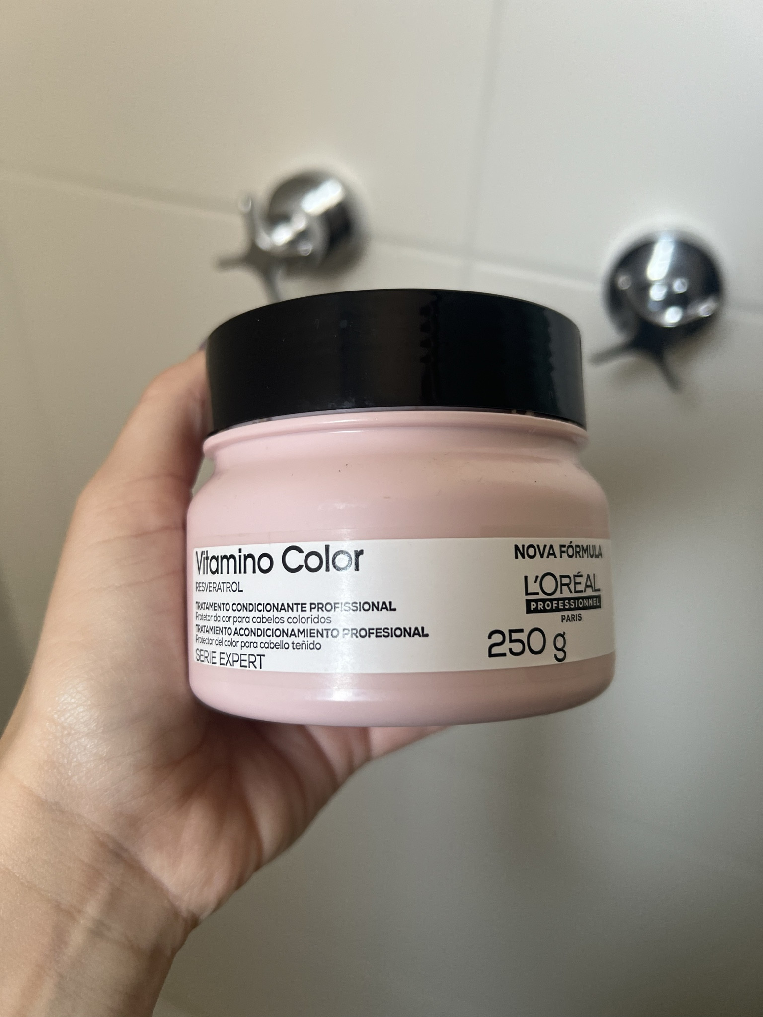 Dupla pra tratar cabelos coloridos💞Já falei por aqui sobre essa linha da Loreal que venho usando a quase um ano pra cuidar do meu cabelo com luzes. Além de proteger a cor, tanto a máscara como o shampoo hidratam e vitaminam os fios, deixando um aspecto mais saudável, macio a bonito! Eu faço uso dos dois produtos uma vez por semana, ou seja, rende bastante, mesmo não sendo os tamanhos maiores de embalagem. O bom dessa linha é que ela serve para todas as cores de cabelo, não somente para loiros, então pode apostar sem medo, você que tem o cabelo ruivo, castanho ou até mesmo preto, pois ela vai ajudar a manter a cor do seu cabelo viva, sem desbotar😉

#LTKbrasil #LTKbeauty #LTKU