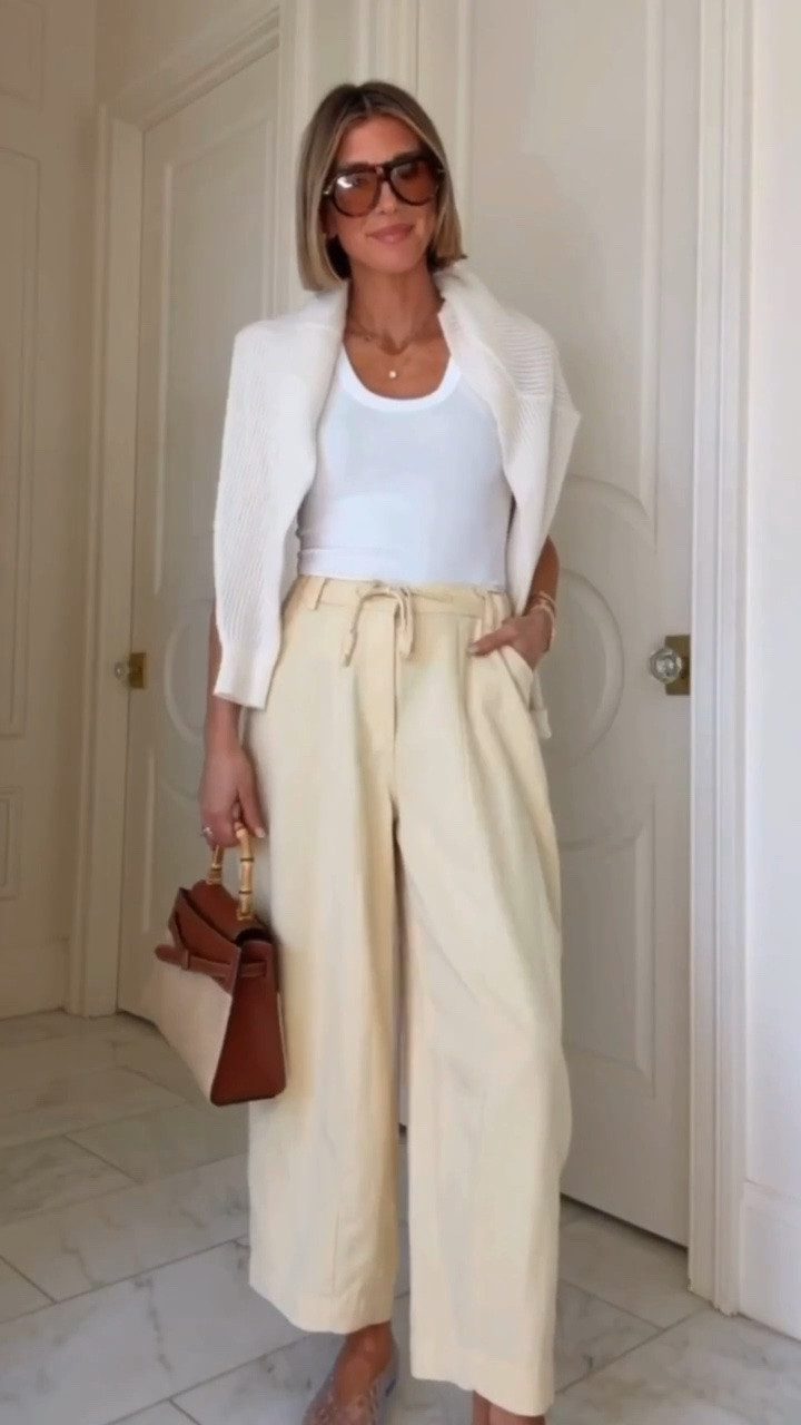 Ove these @Zara pants fully in stock! I'm wearing size xs