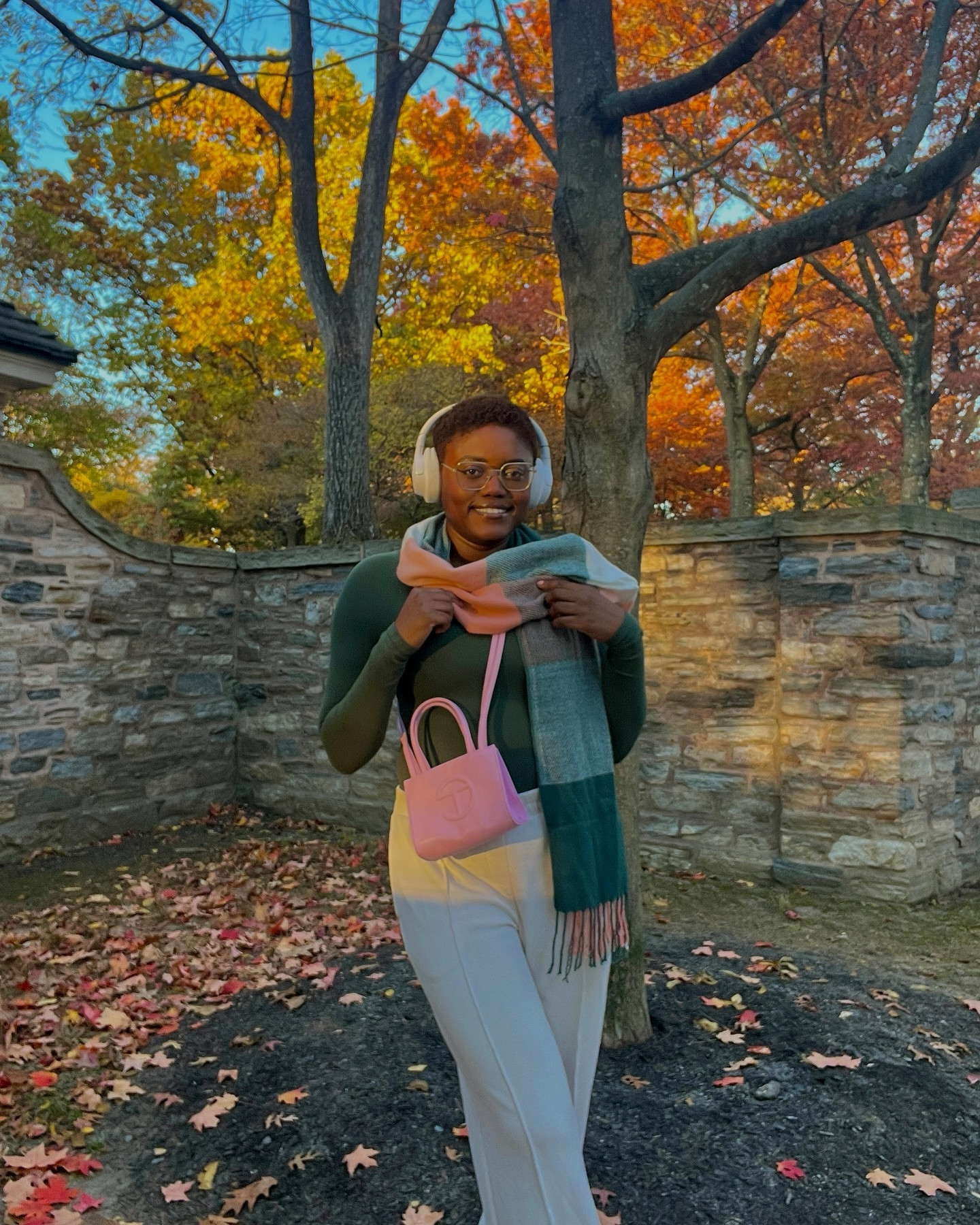 #yittyambassador | @yitty long sleeves & fall leaves 🍁🎧🍃👛