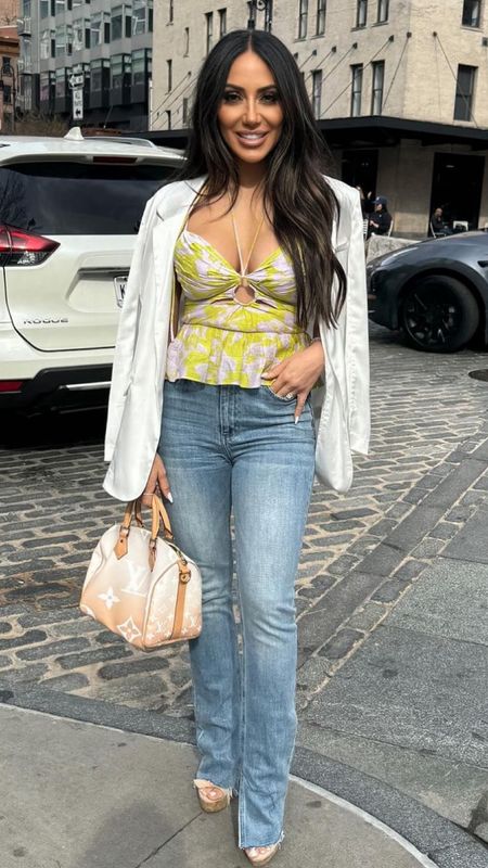 Shop Melissa Gorga's floral print halter cutout top high waist split hem jeans, white blazer


#LTKfindsunder100 #LTKstyletip