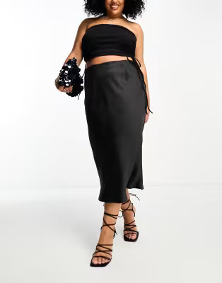Simply Be – Exklusiv – Midi-Schlupfrock aus Satin in Schwarz | ASOS (Global)