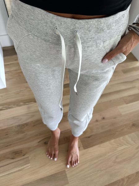 Lululemon scuba joggers size 0 

#LTKfindsunder50 #LTKsalealert #LTKfindsunder100