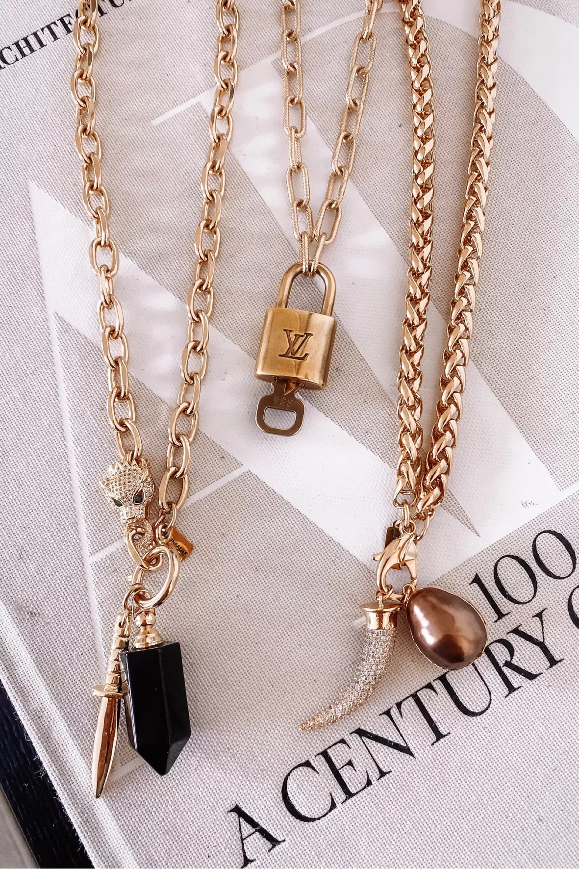 Sell Louis Vuitton V Necklace - Gold