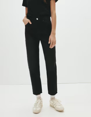 Pull&Bear High-waist mom fit jeans in black | ASOS (Global)
